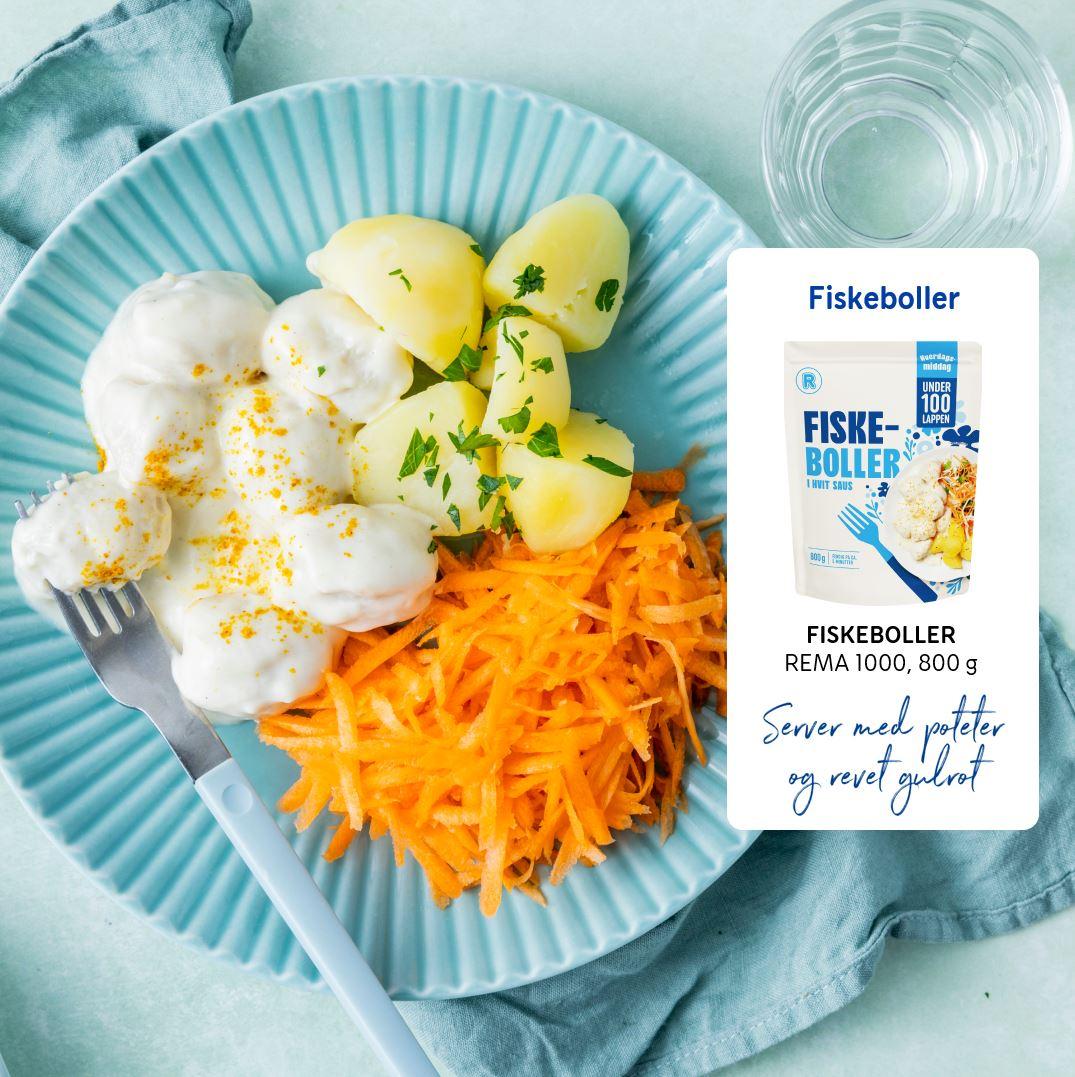 Fiskeboller i hvit saus servert med kokte poteter og revet gulrot på en blå tallerken. Bildet viser også produktet fiskeboller fra REMA 1000 og forslag til servering med poteter og gulrot.