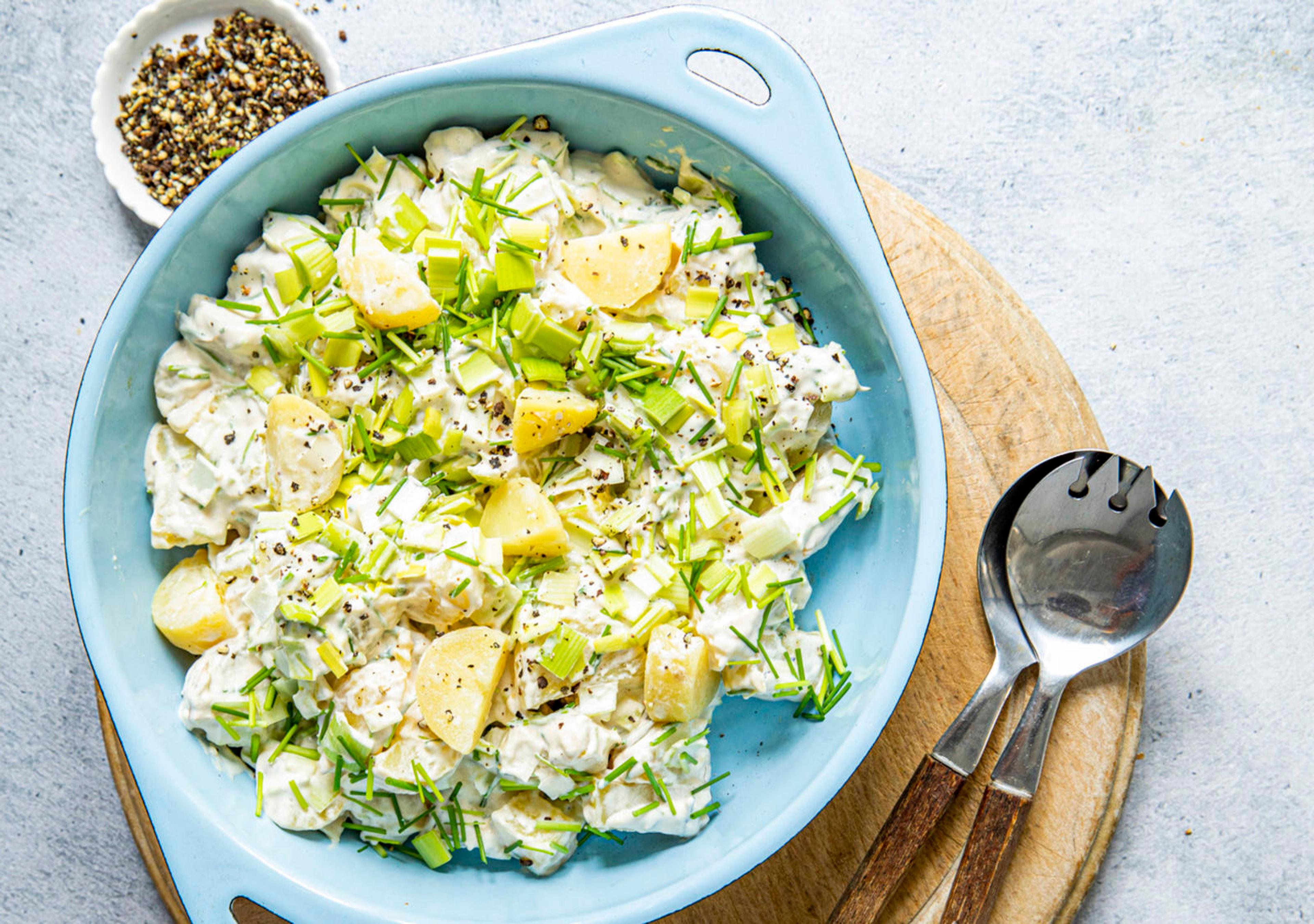 Klassisk potetsalat med purre og gressløk. Perfekt som tilbehør til grillmat