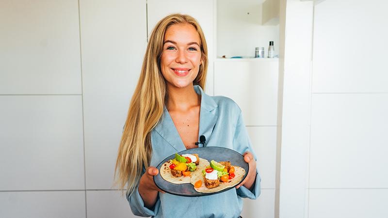 Karen Elene Thorsen / fattig student viser frem restemiddag