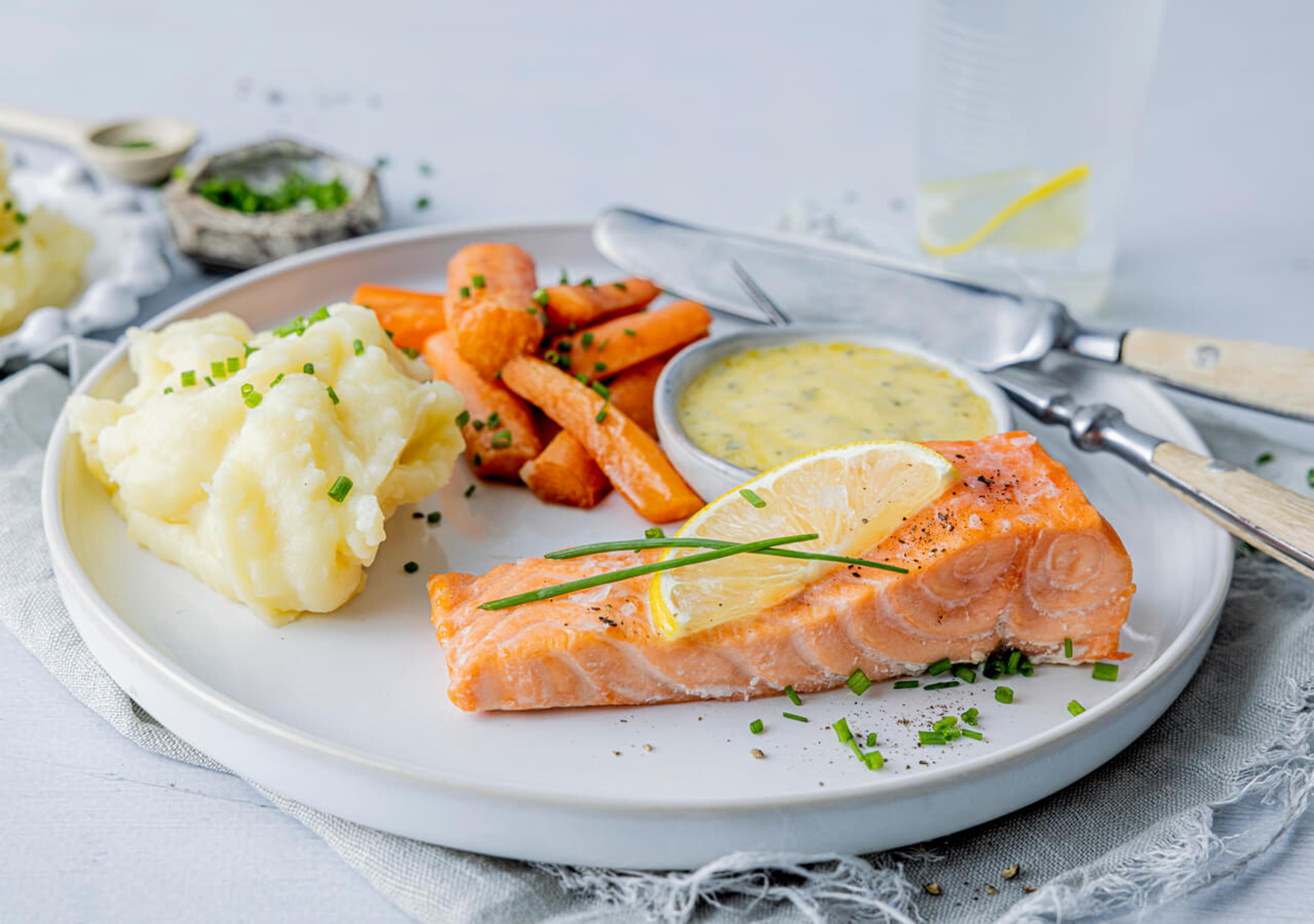 Laks med gulrøtter og sandefjordsaus