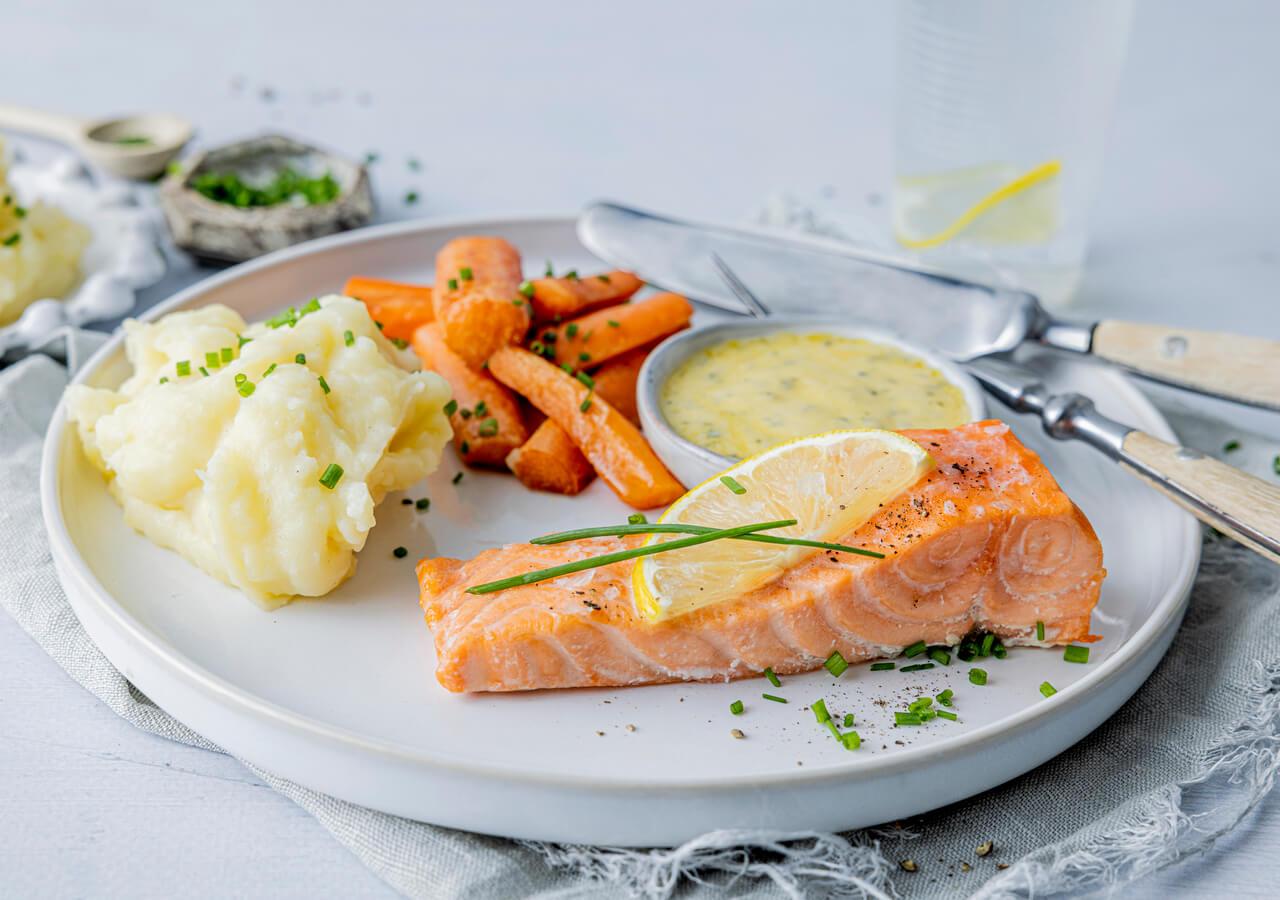 Laks med gulrøtter og sandefjordsaus