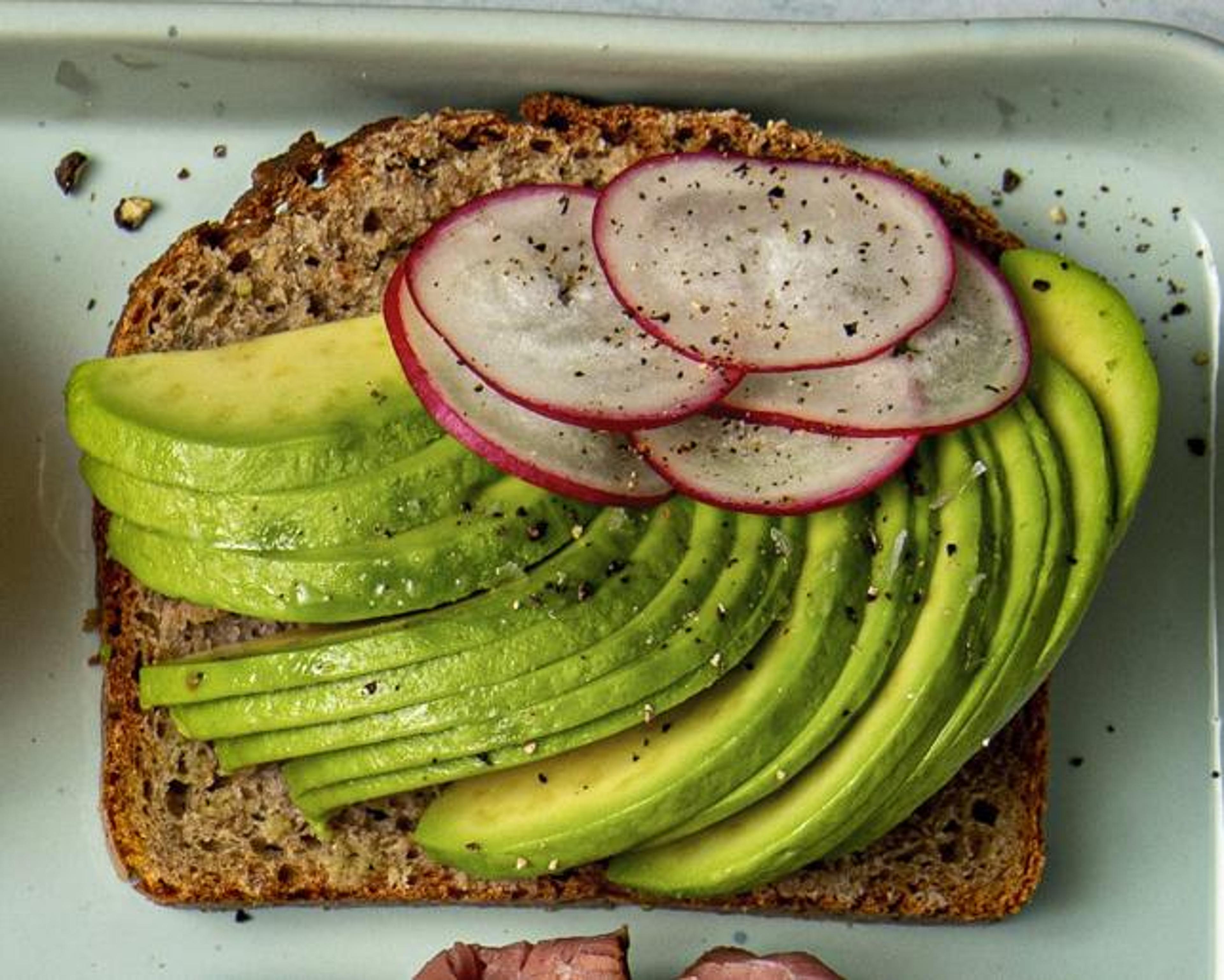 brød med pålegg avokado og reddiker