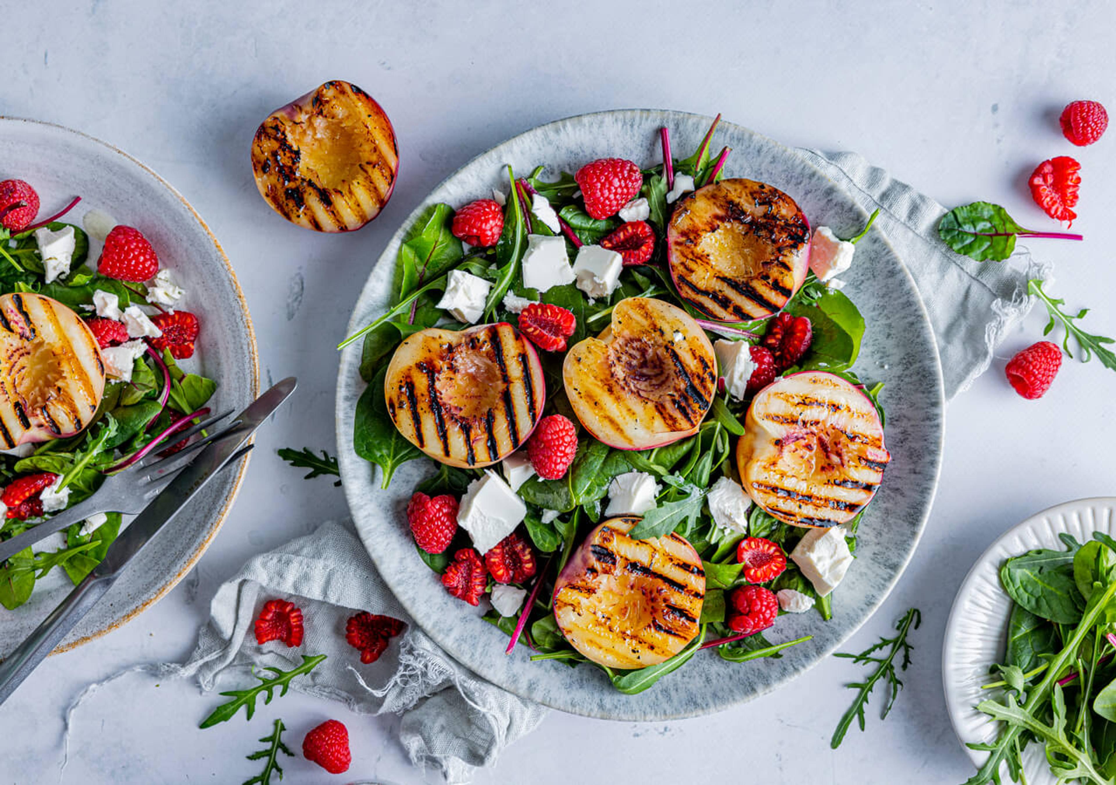 Salat med bringebør, fetaost og nektarin