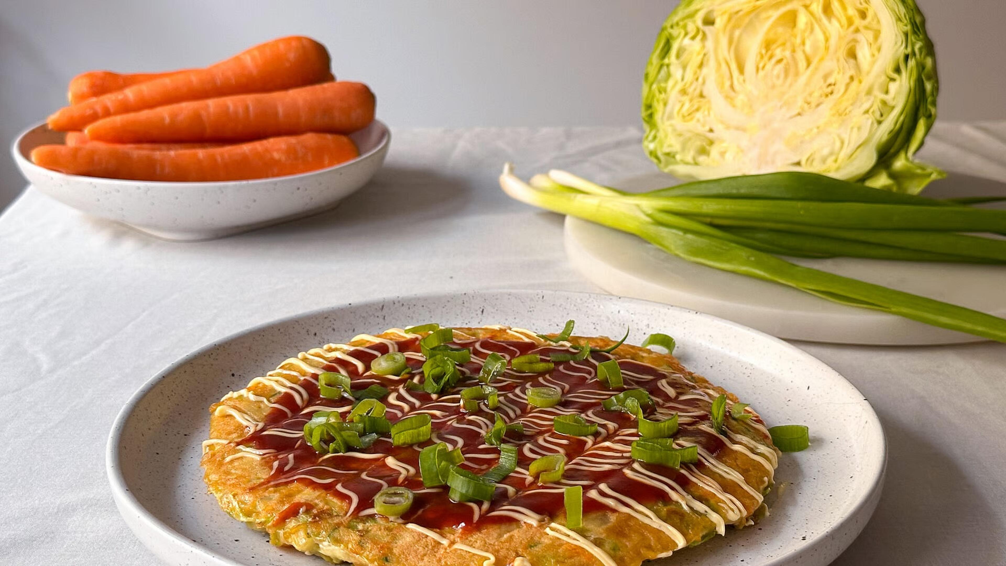 Japansk kålpannekake med saus og vårløk