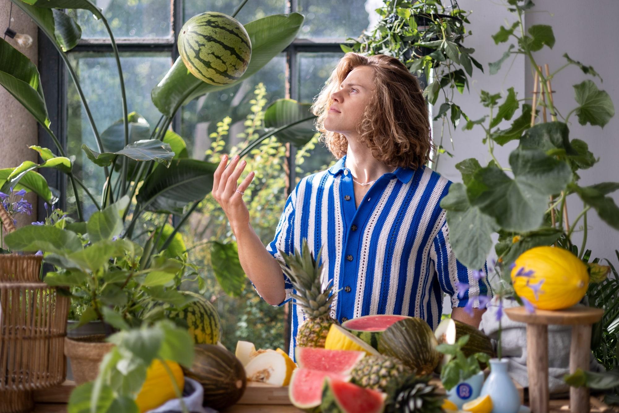 lucas braathen kaster en vannmelon i været