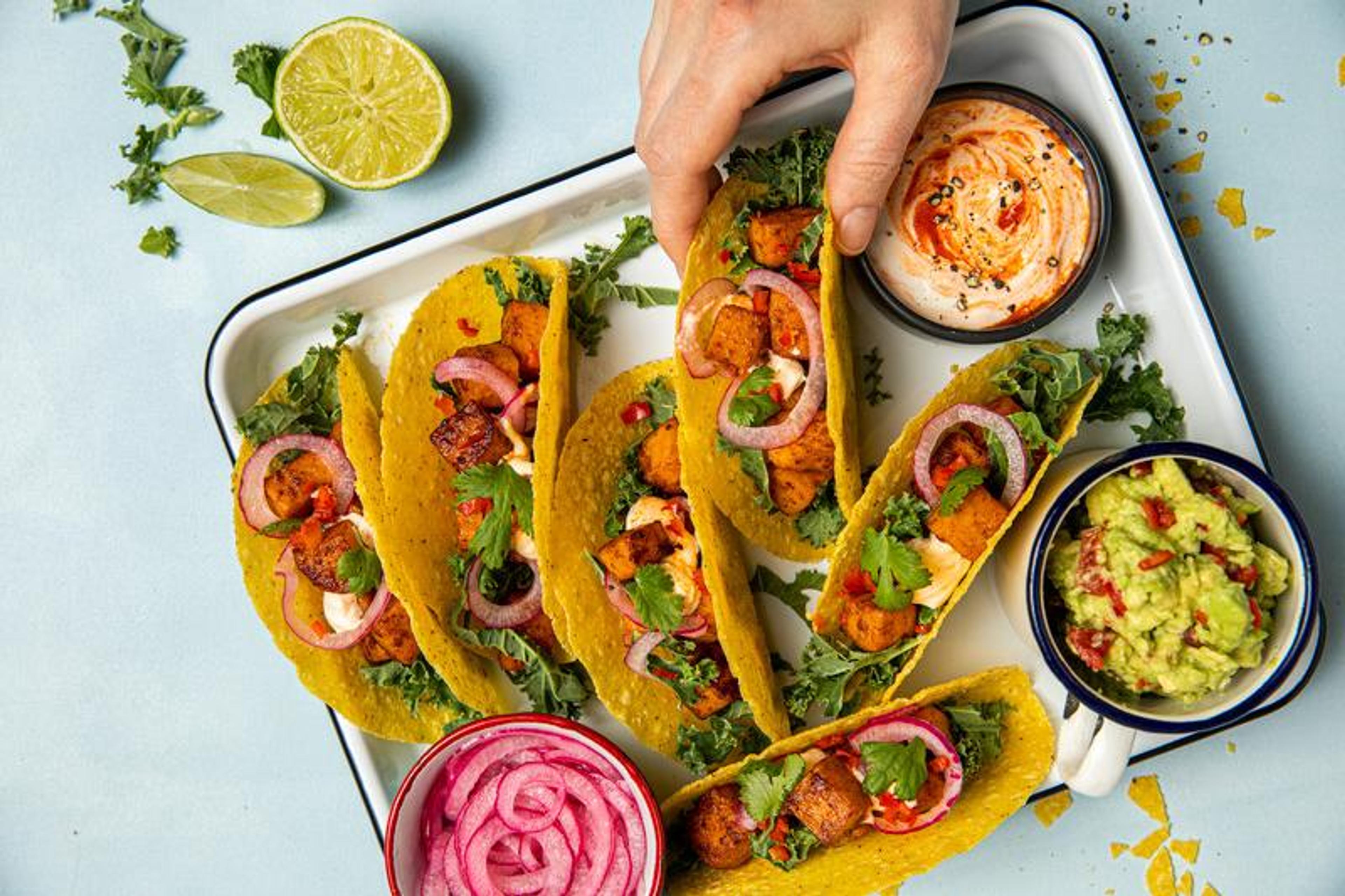 Vegetartaco med stekte søtpotetstaver, avokado og friske urter i tortillalefser