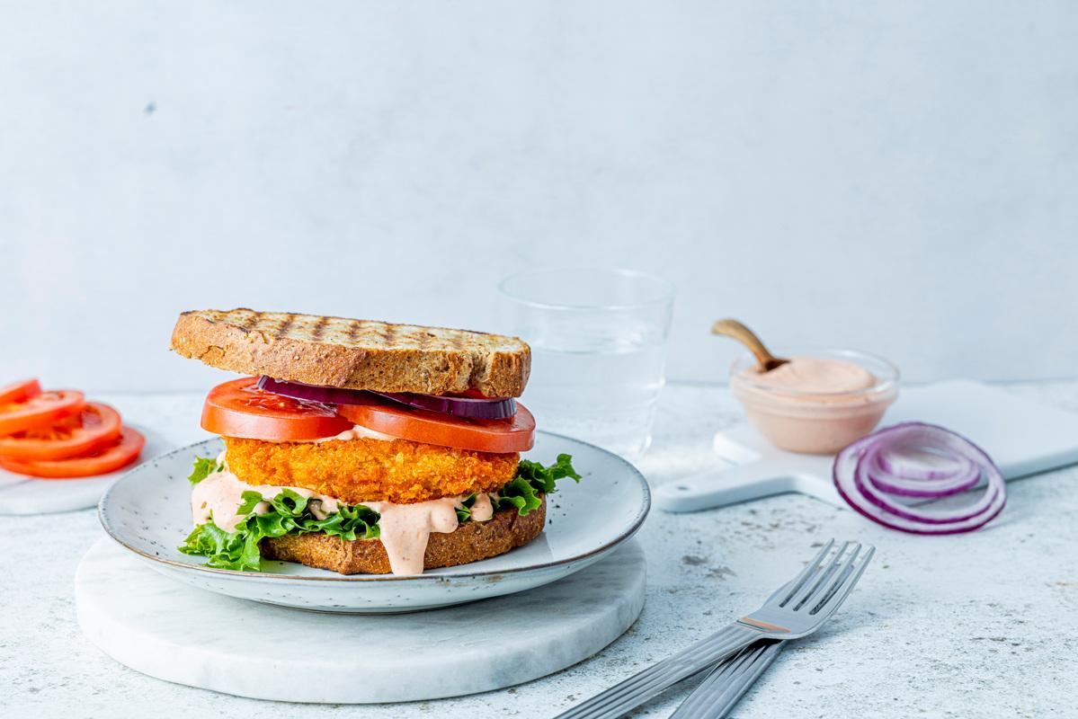 Crispy kyllingburger med spicy dressing