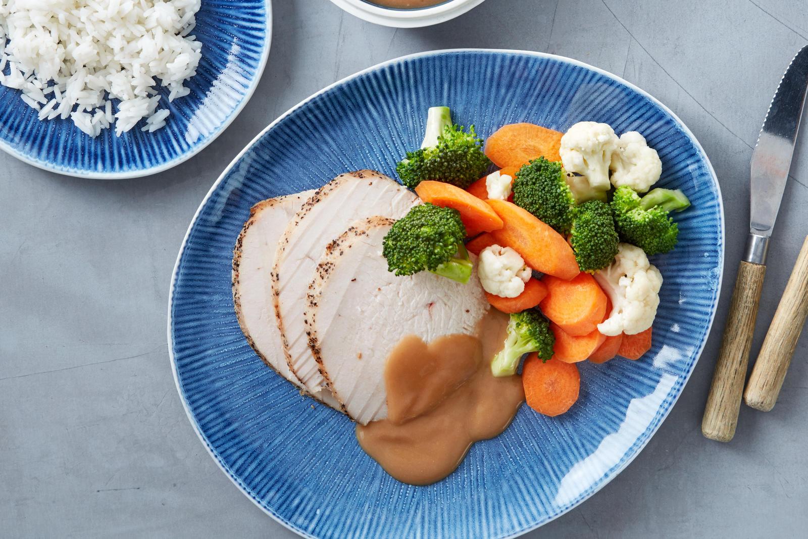 Kalkunfilet med fløtesaus og brokkoli, blomkål og gulrot som tilbehør