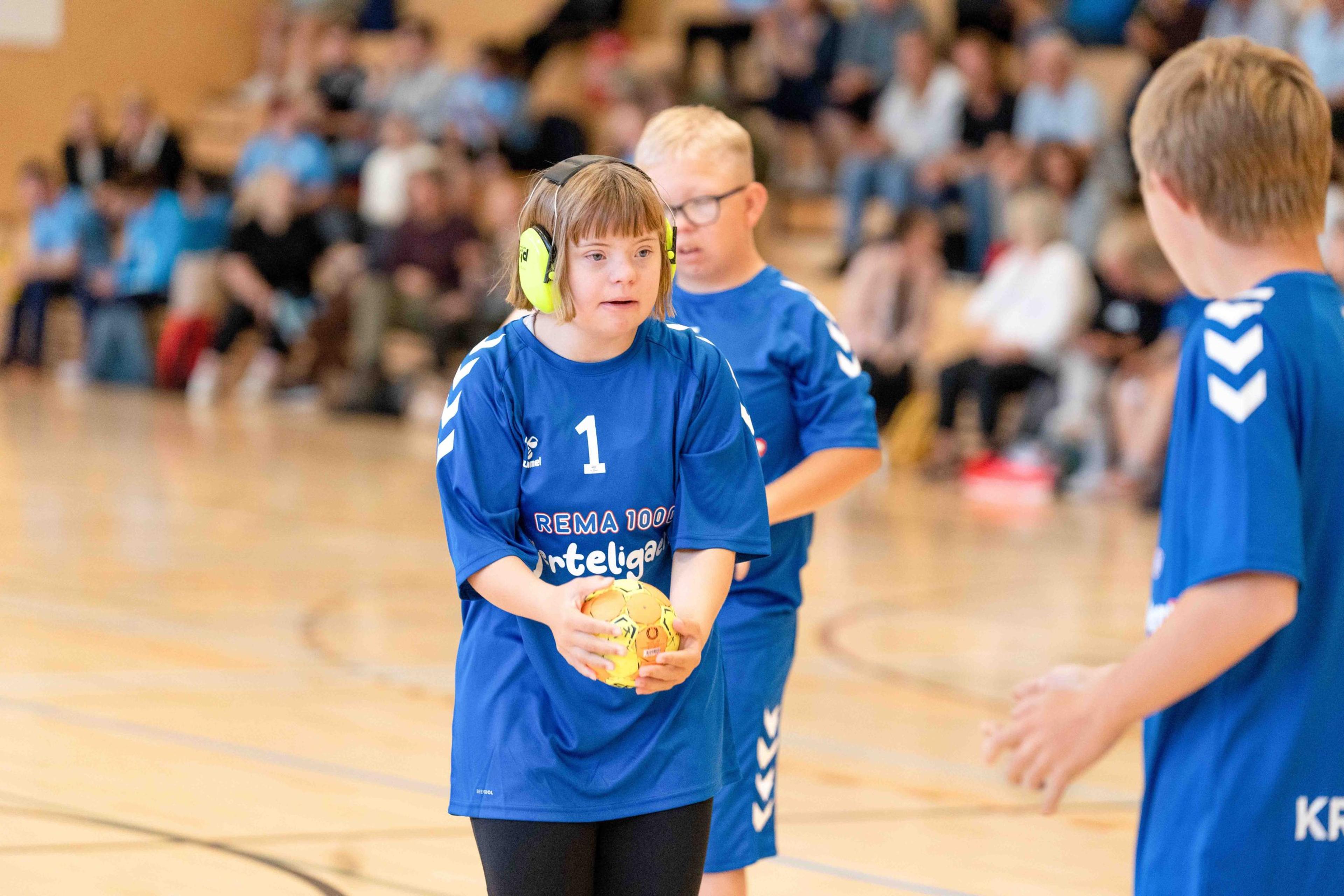 Deltaker i REMA 1000 Hjerteligaen holder håndball under spill i en idrettshall.
