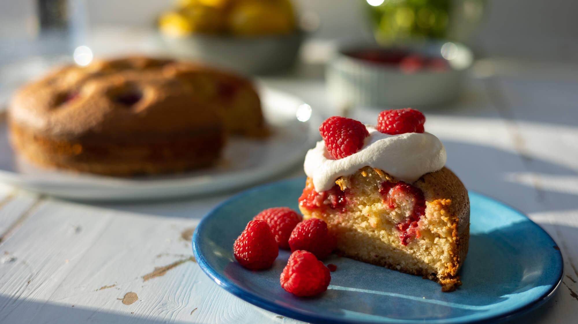 et kakestykke med fransk yoghurtkake på en tallerken