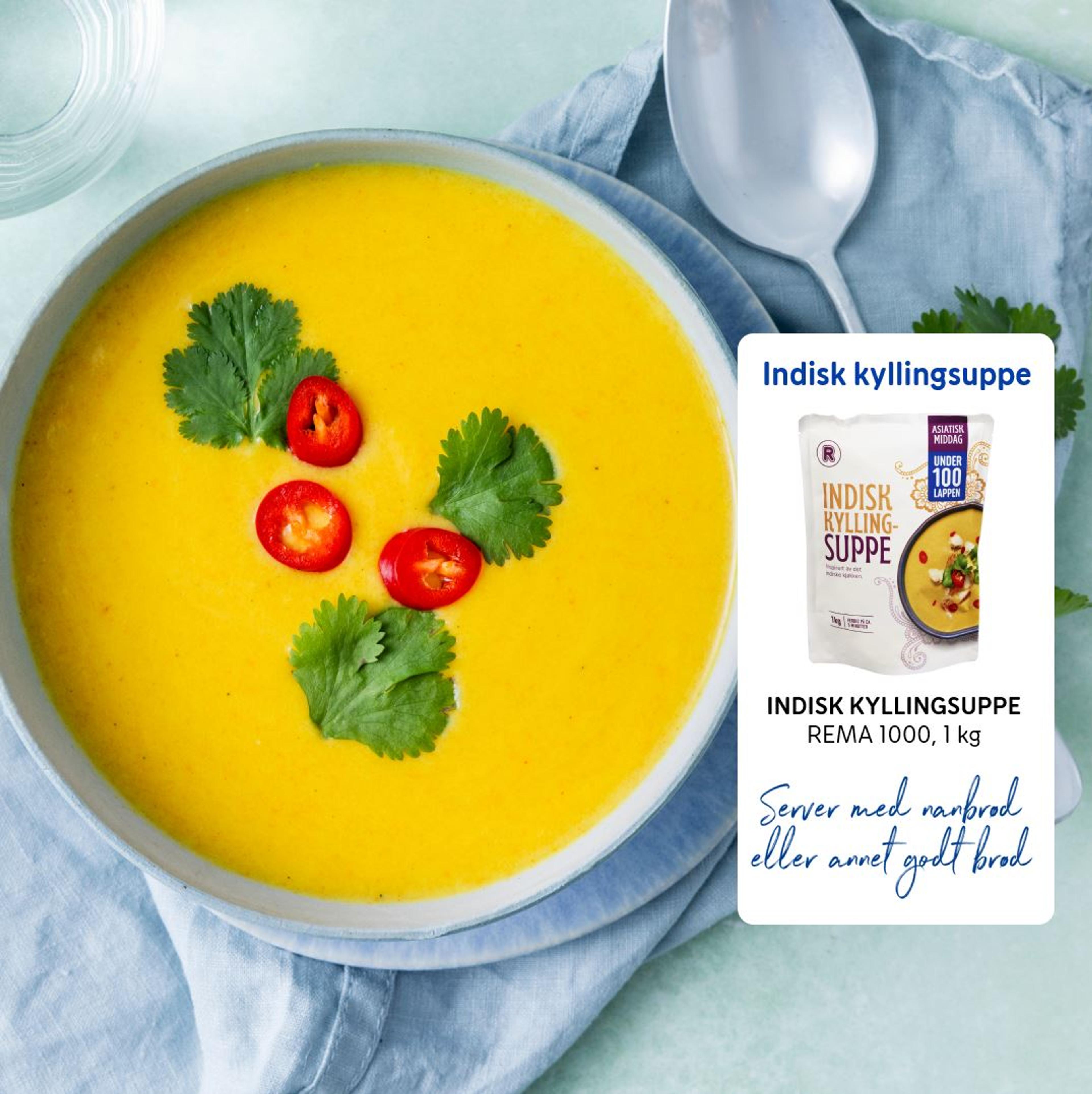 Skål med kremet indisk kyllingsuppe garnert med koriander og skiver av rød chili. Bildet viser også produktet indisk kyllingsuppe fra REMA 1000 og forslag om servering med naanbrød eller annet brød.