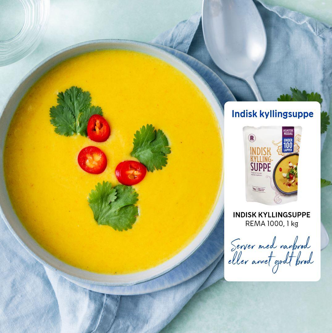 Skål med kremet indisk kyllingsuppe garnert med koriander og skiver av rød chili. Bildet viser også produktet indisk kyllingsuppe fra REMA 1000 og forslag om servering med naanbrød eller annet brød.