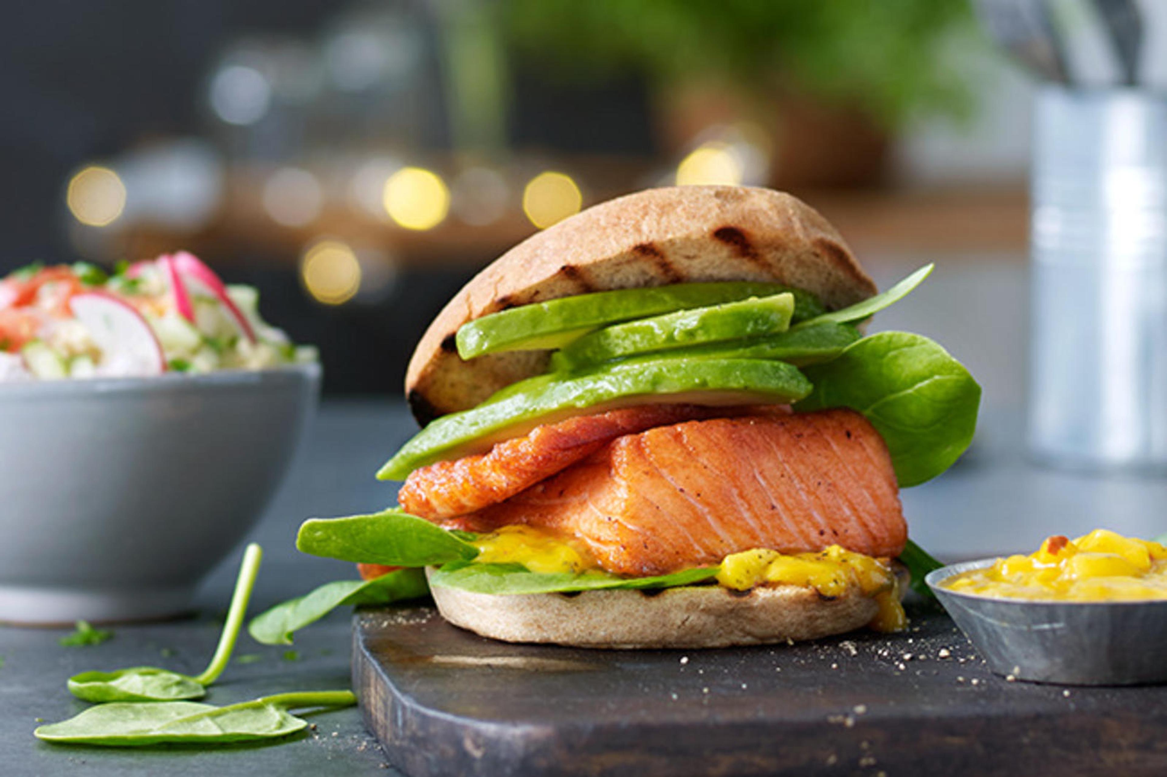Grillet laks, avokado og mangosalsa