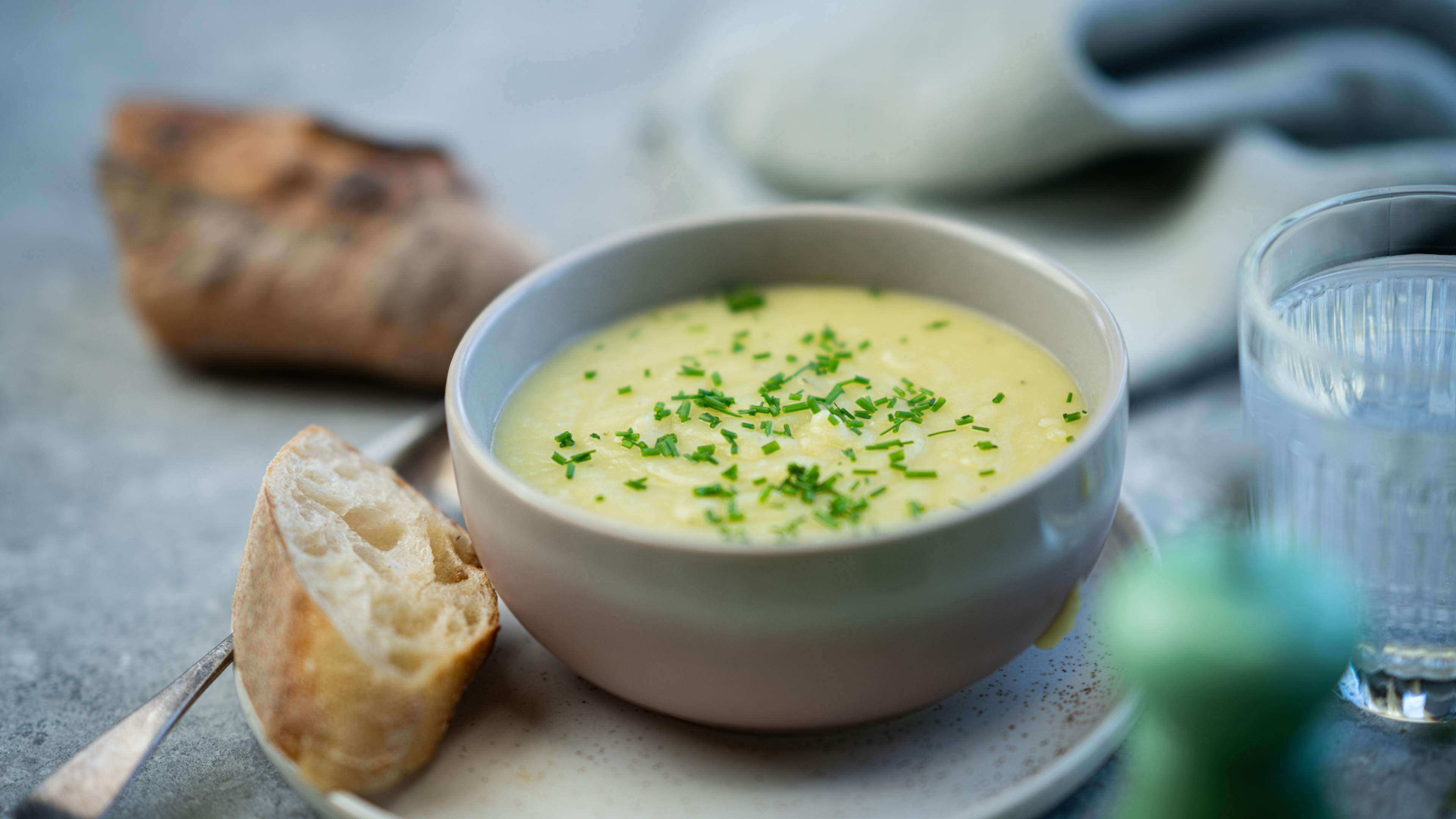 suppe med potet og purreløk i en skål