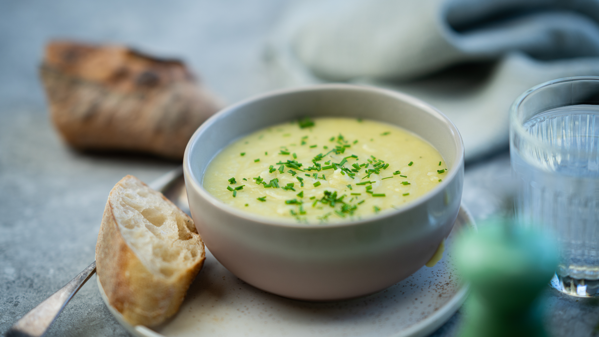 suppe med potet og purreløk i en skål