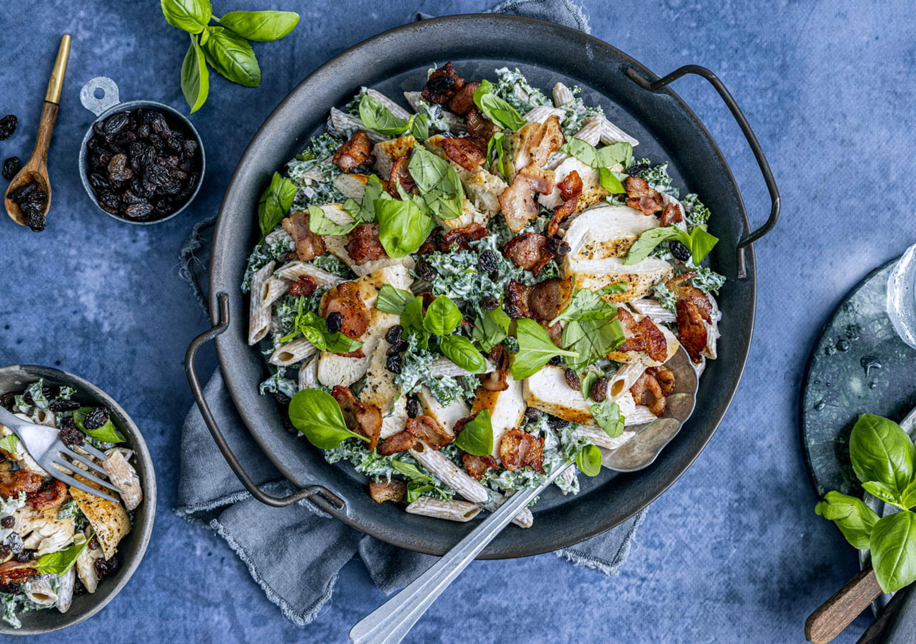 Kremet pastasalat med kylling og bacon.