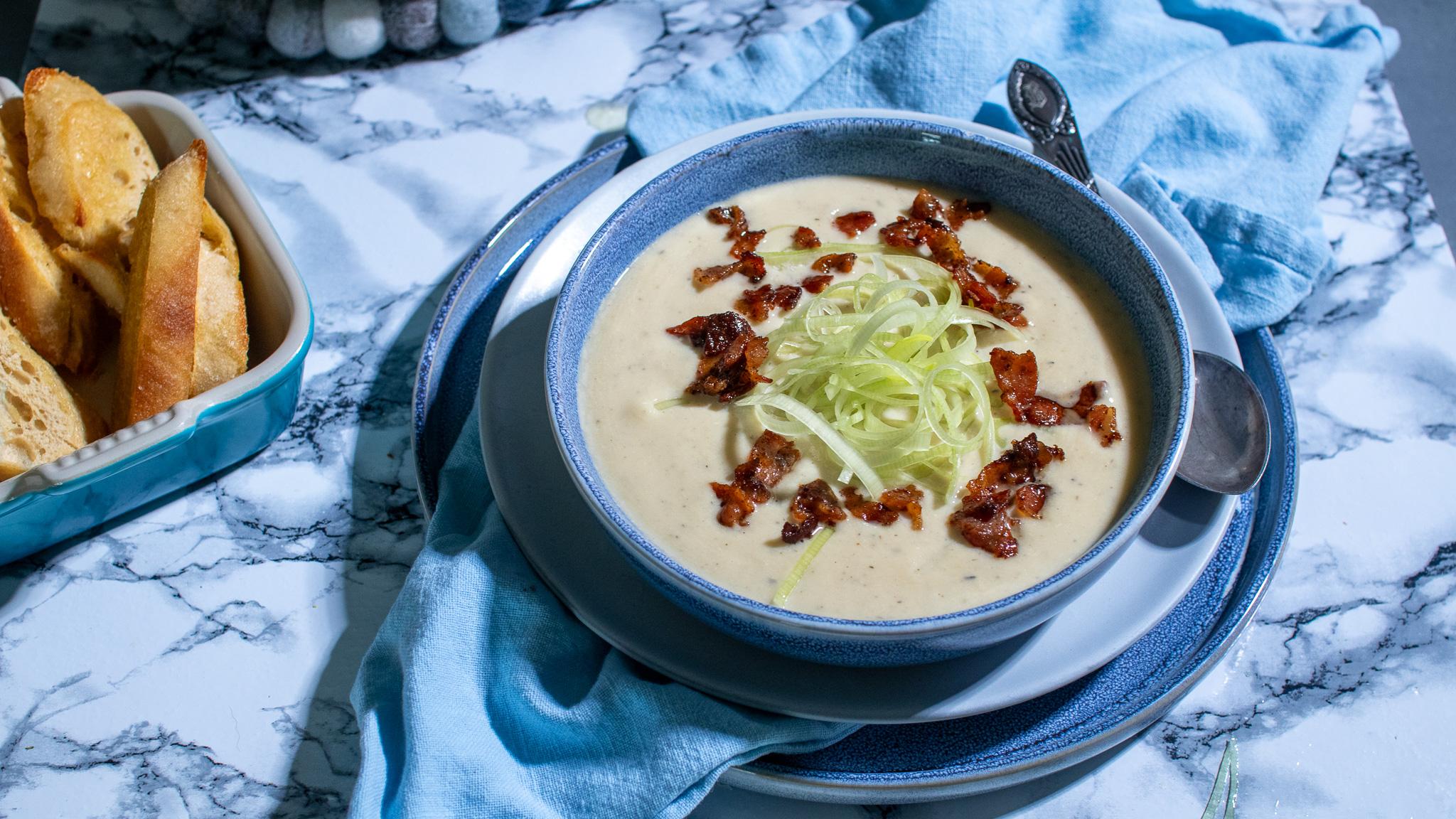 Blomkålsuppe toppet med sprøstekt bacon
