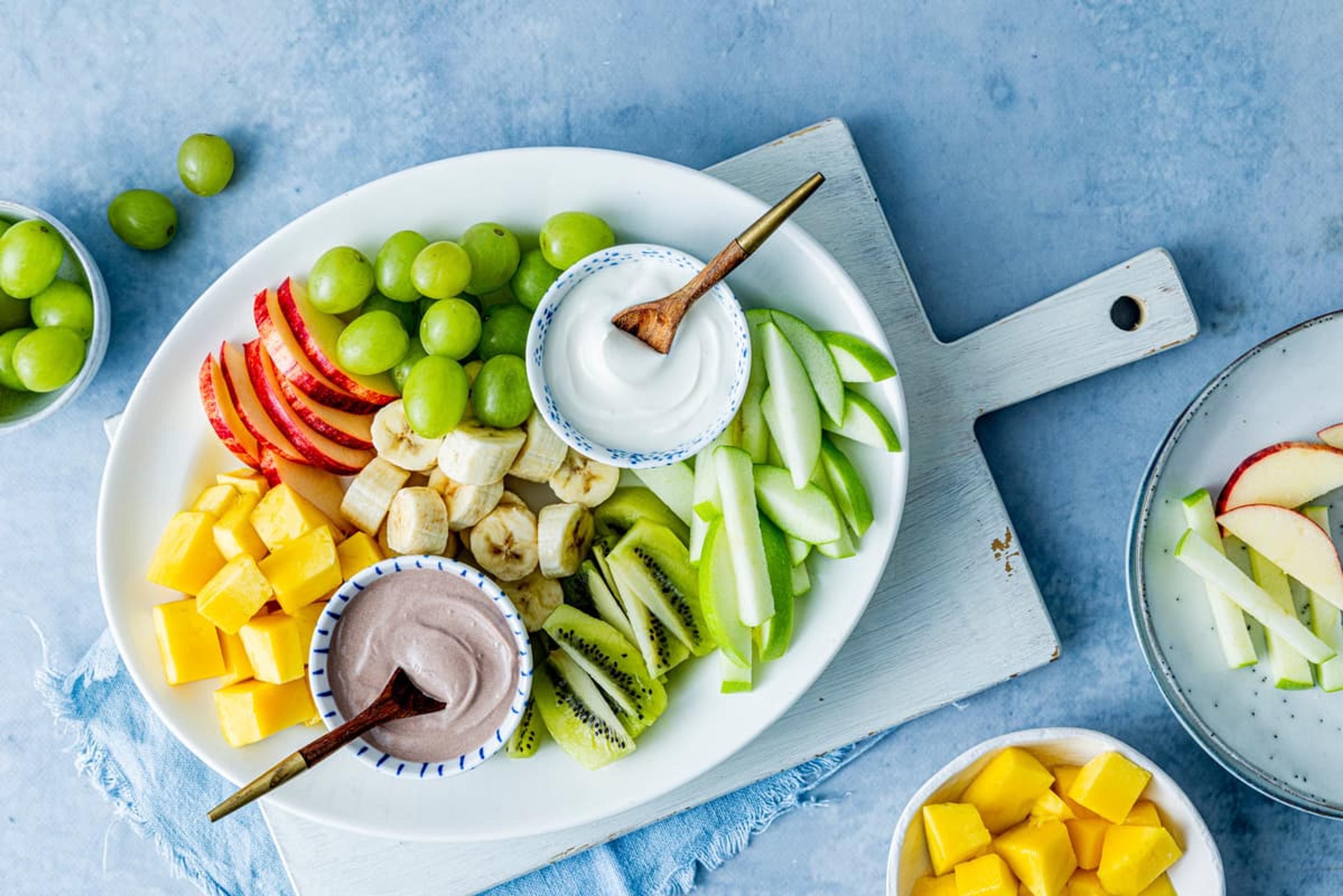 Oppkuttet frukt med to dipper