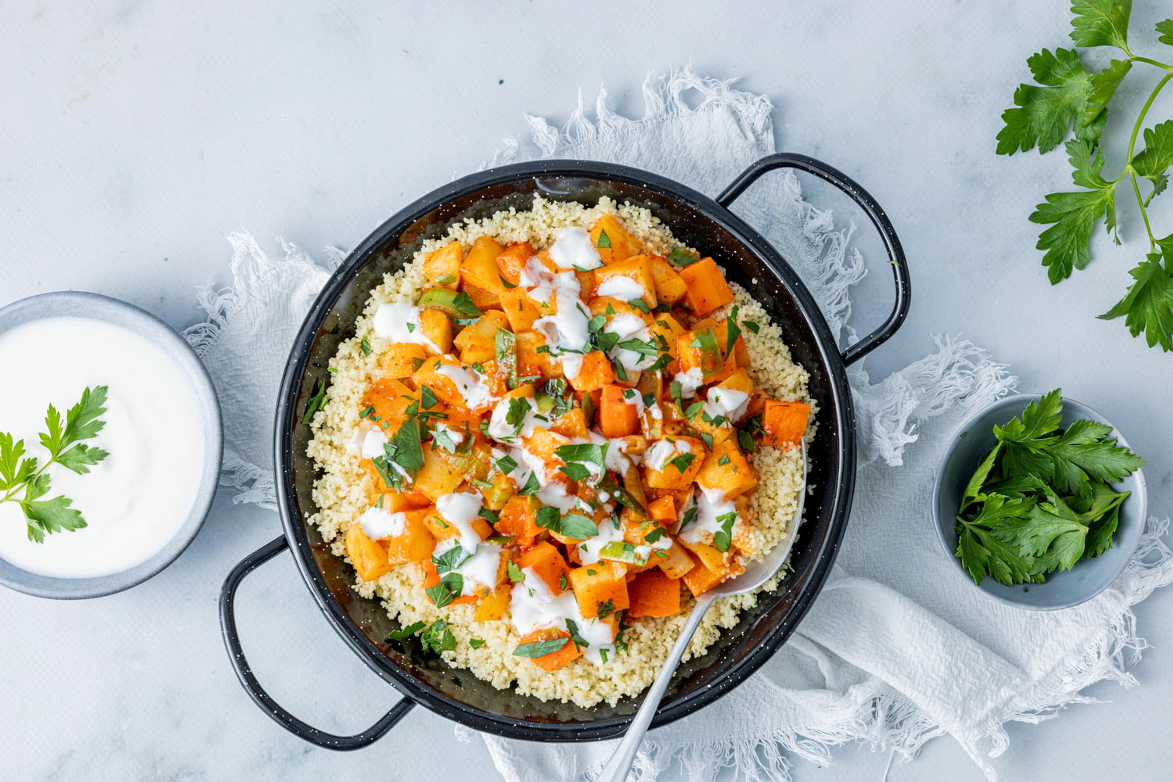 Couscouspaella med piri-piri grønnsaker servert i gryte.