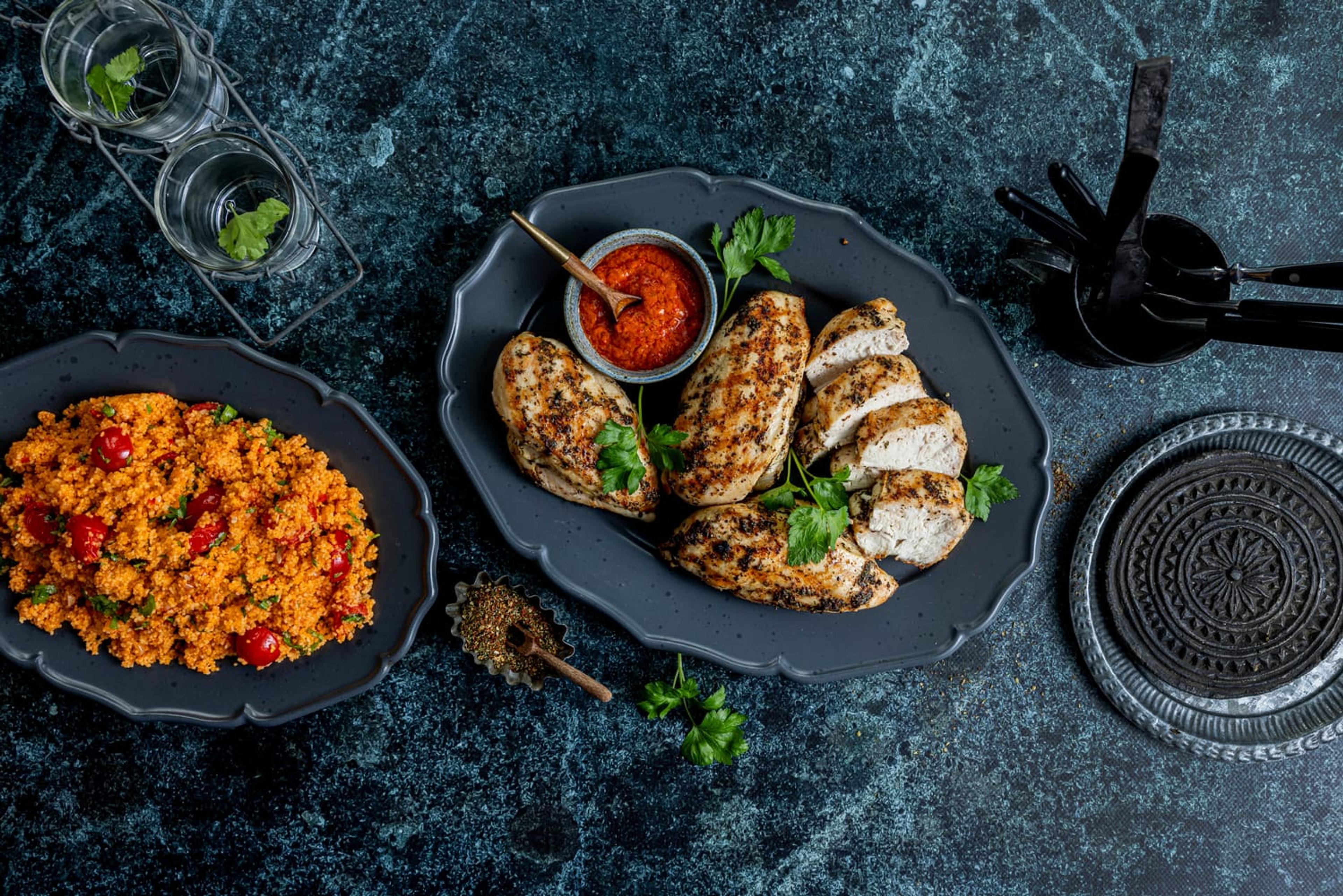 Grillet kyllingbryst med couscous og tomater som tilbehør