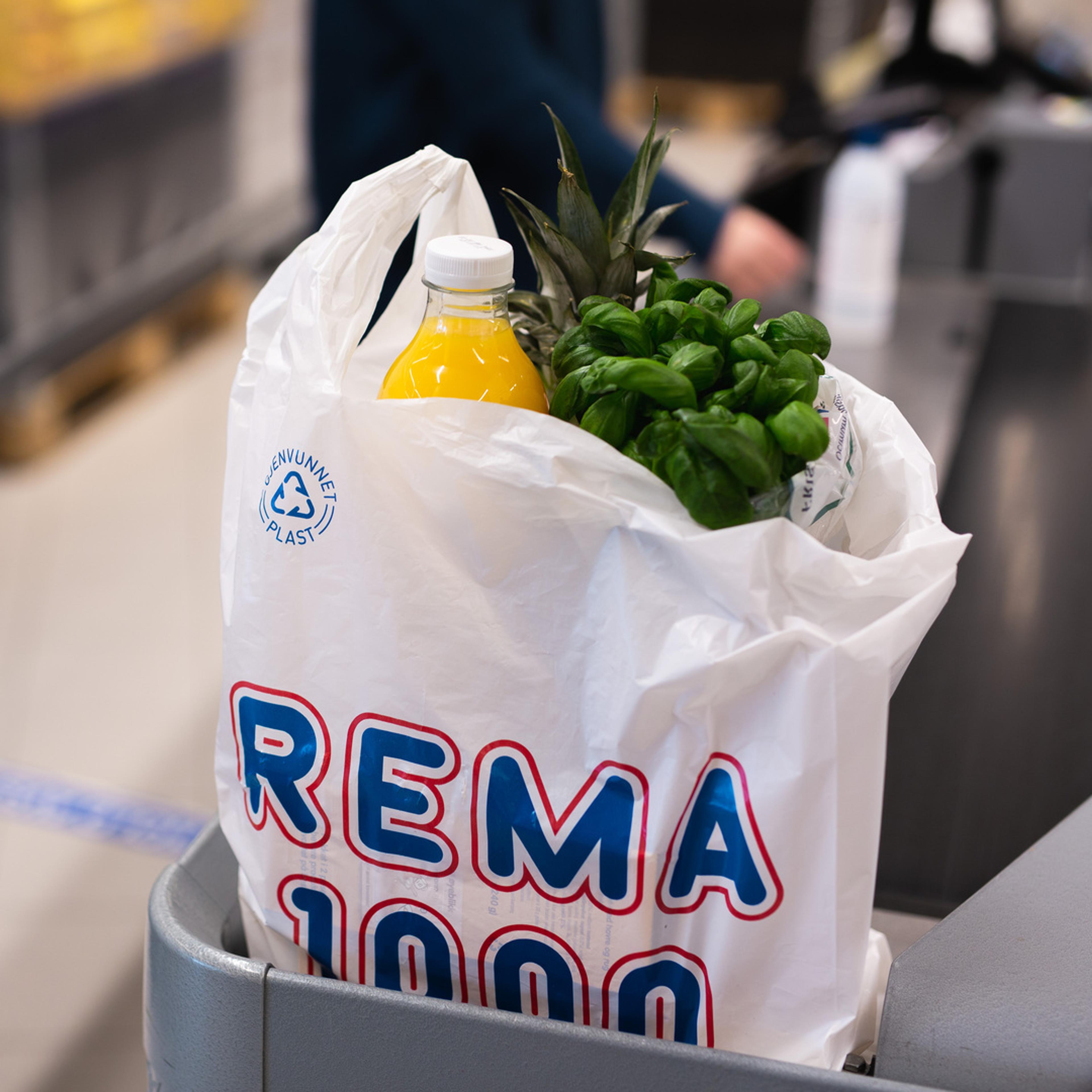 Plastpose fra REMA 1000 fylt med frukt og grønnsaker.