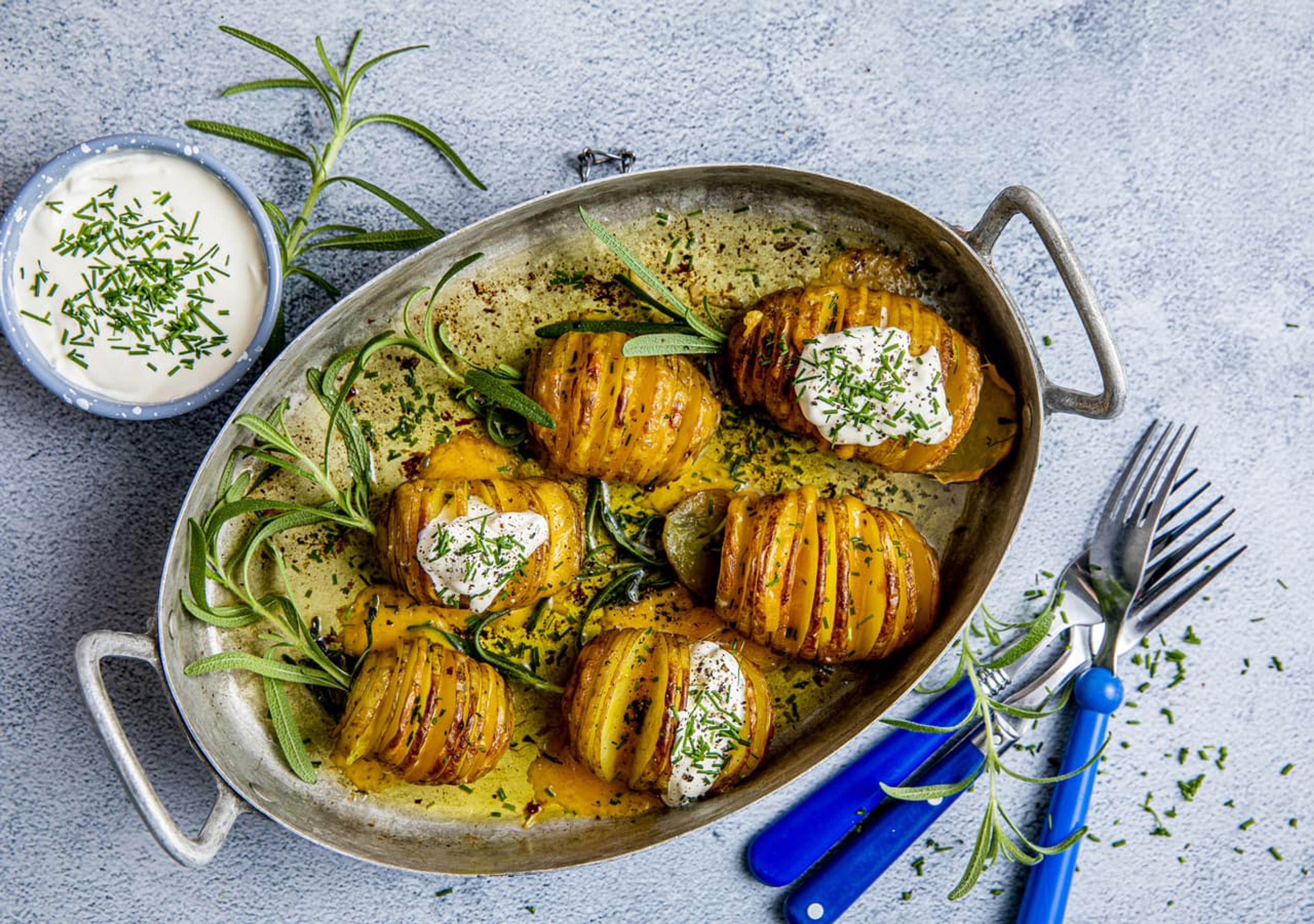 Hasselbackpoteter med ost og urter