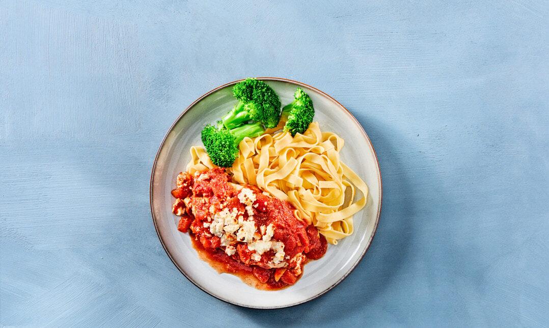 Kylling med tomatsaus, brokkoli og feta