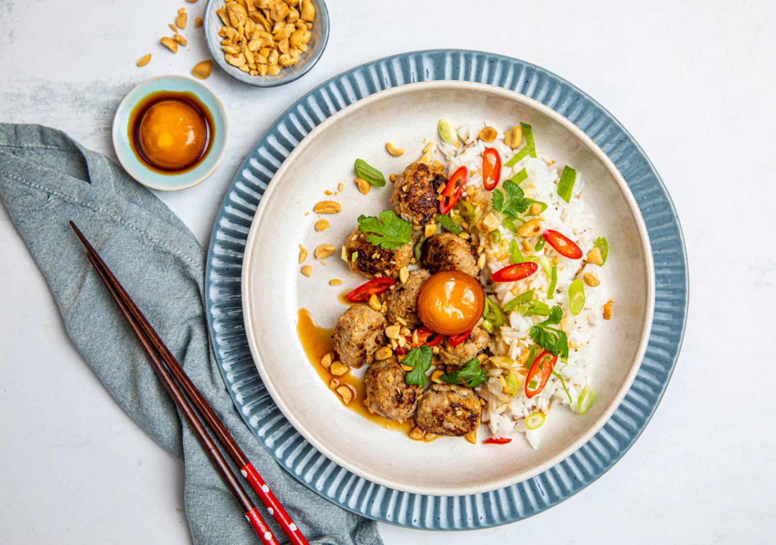Asiatiske kjøttboller og soyamarinert egg
