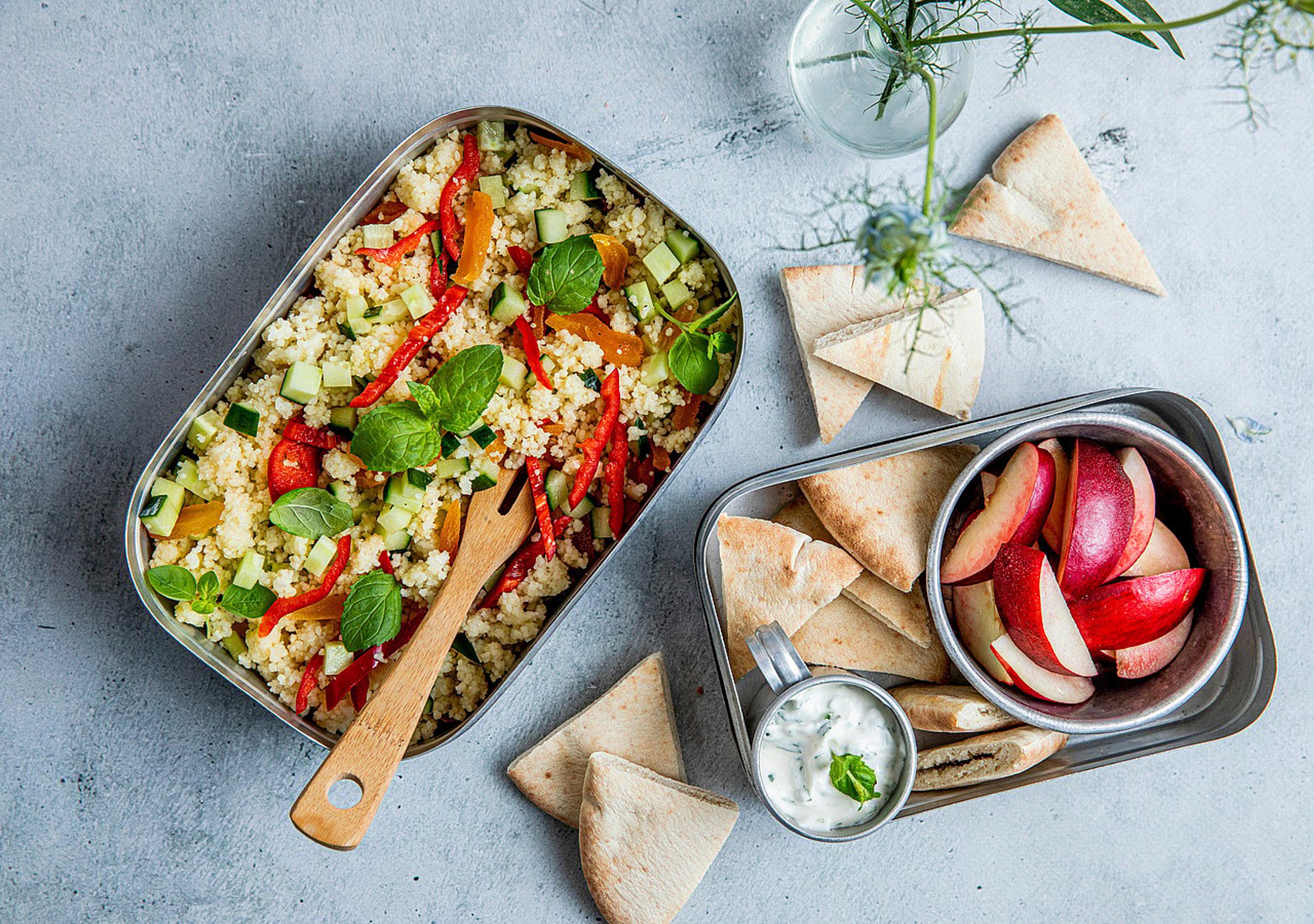Bilde av matboks med couscous, og brød ved siden av