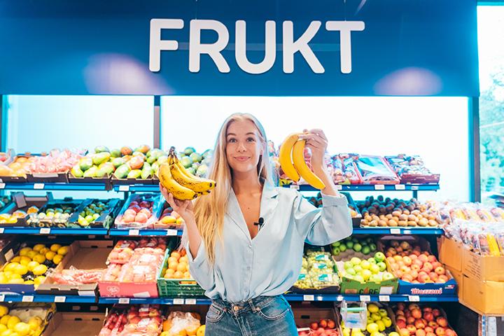 Karen Elene holder opp bananer
