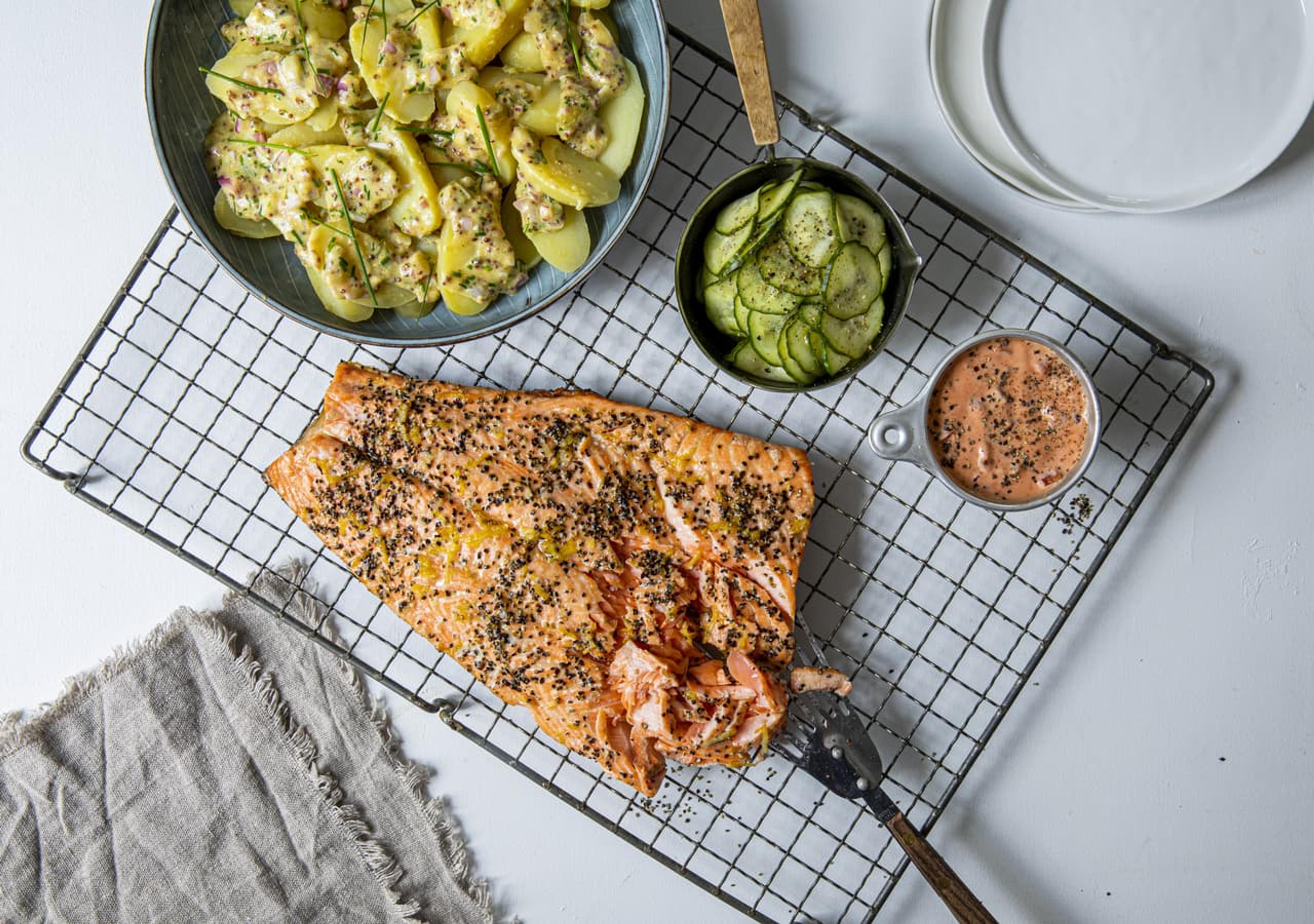 Grillet ørrett servert med agurksalat og potetsalat