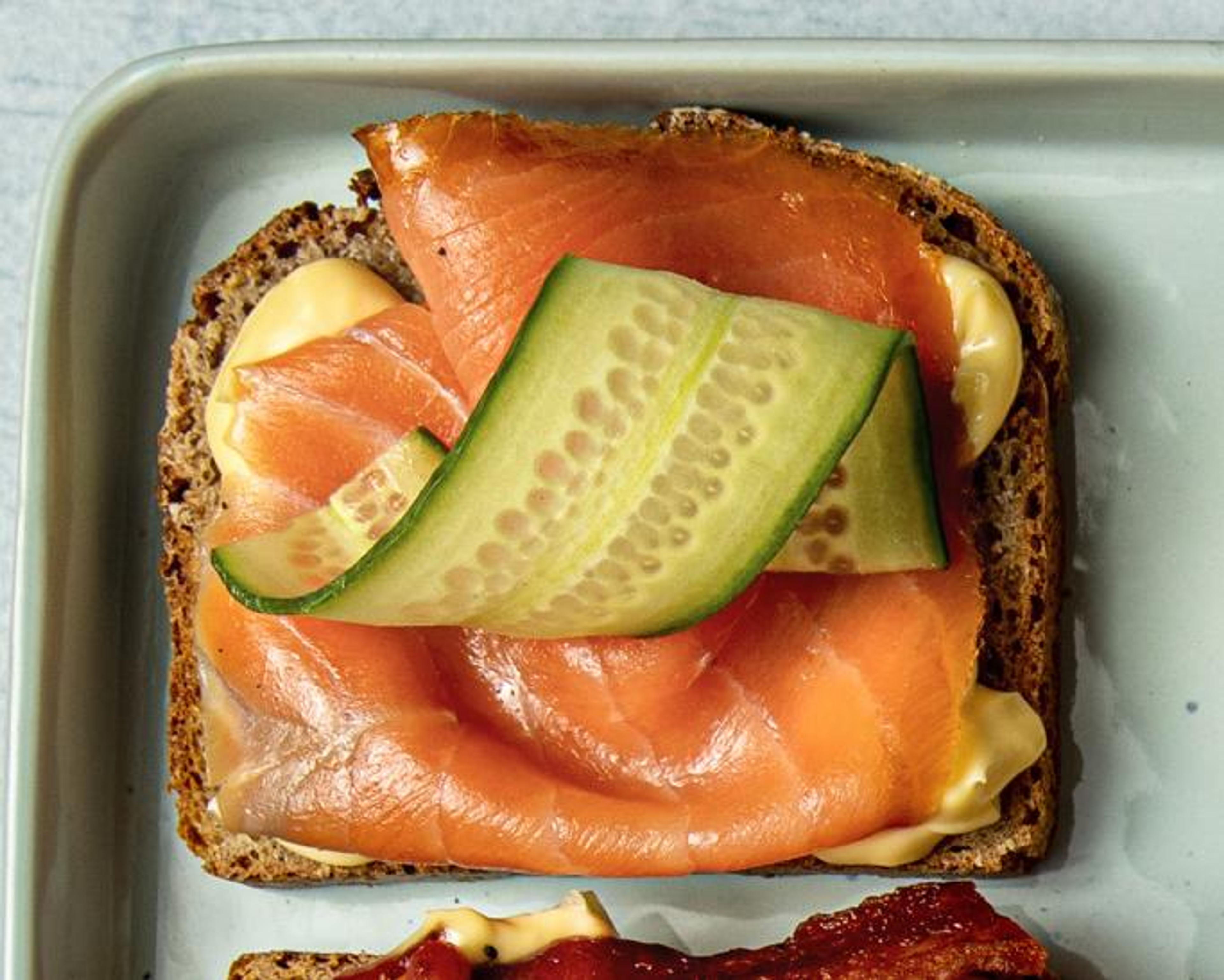 Brød med pålegg røkt laks og agurk