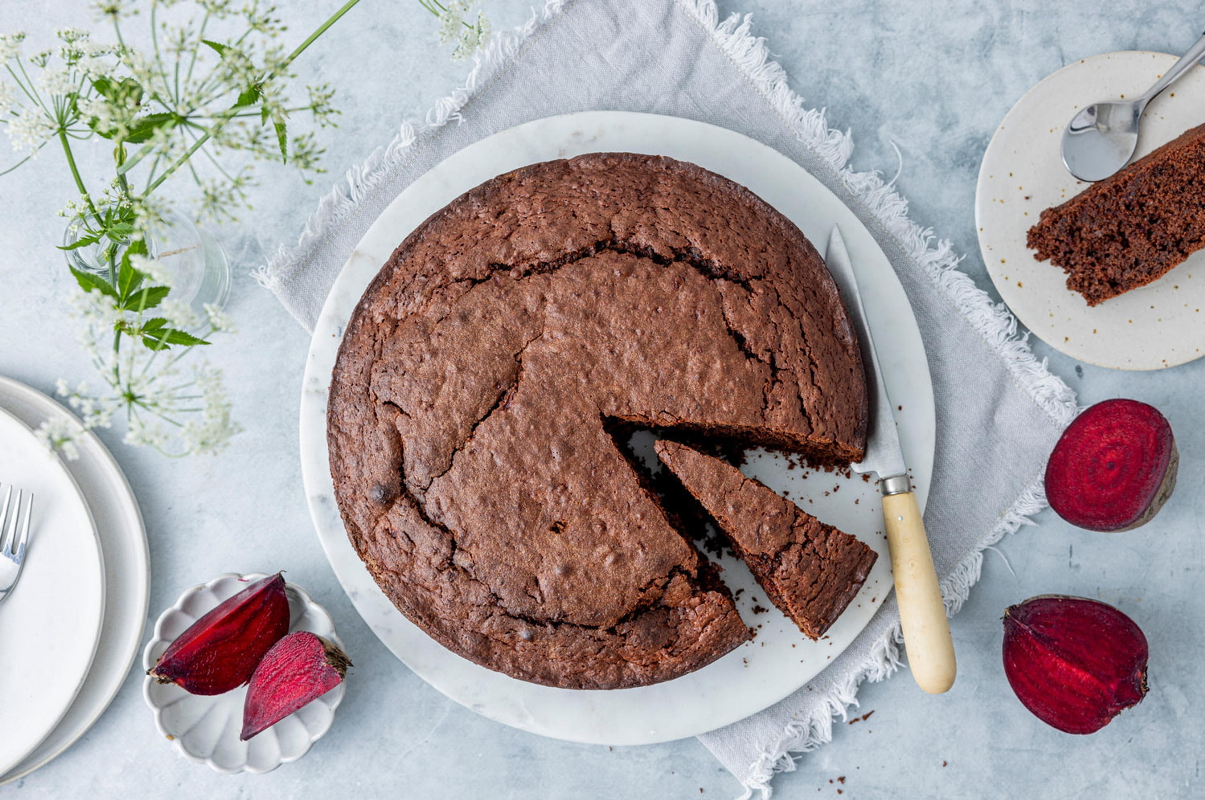 Rødbetesjokoladekake på kakefat.