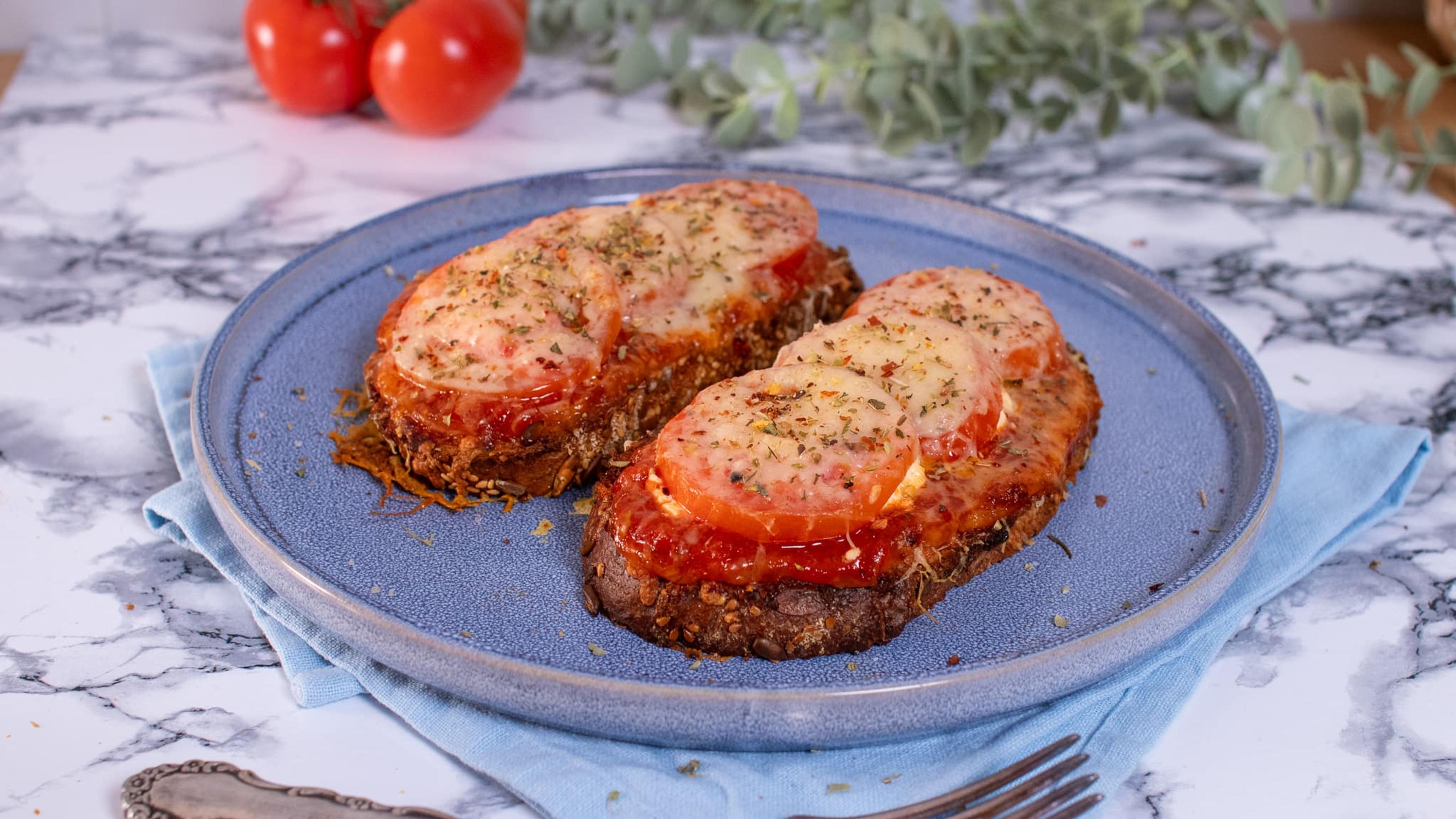 Pizza toast ala Hailey Bieber