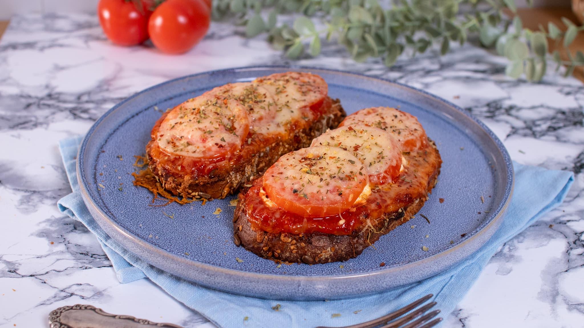 Pizza toast ala Hailey Bieber