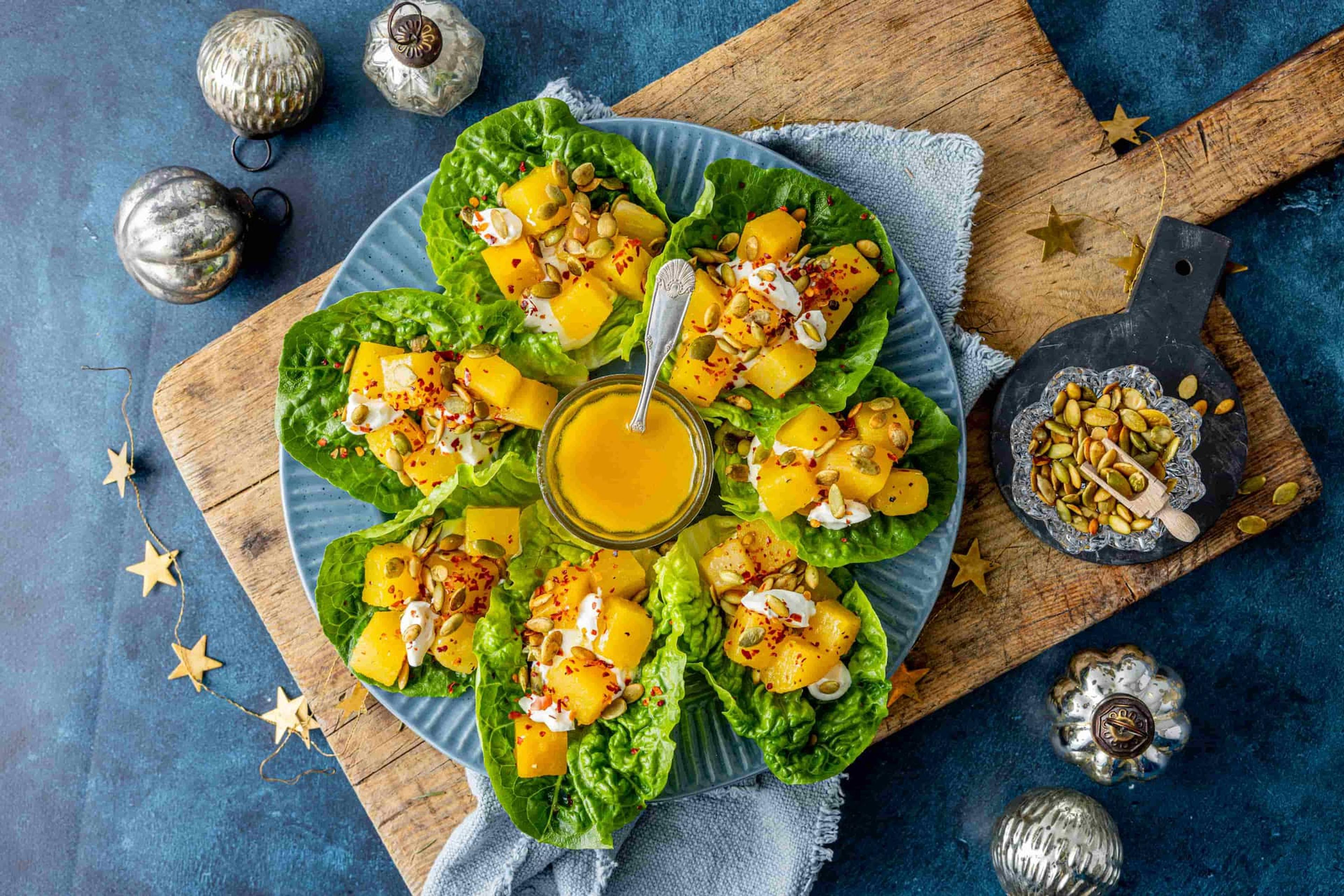 Overblikk av klementinmarinert kålrabi i salatblad.