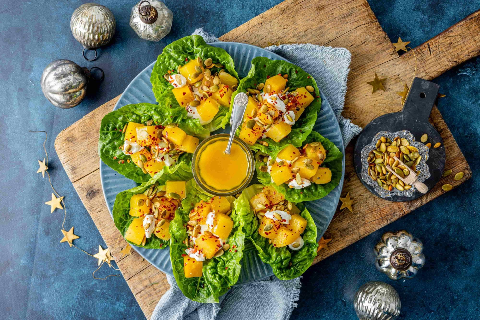 Overblikk av klementinmarinert kålrabi i salatblad.
