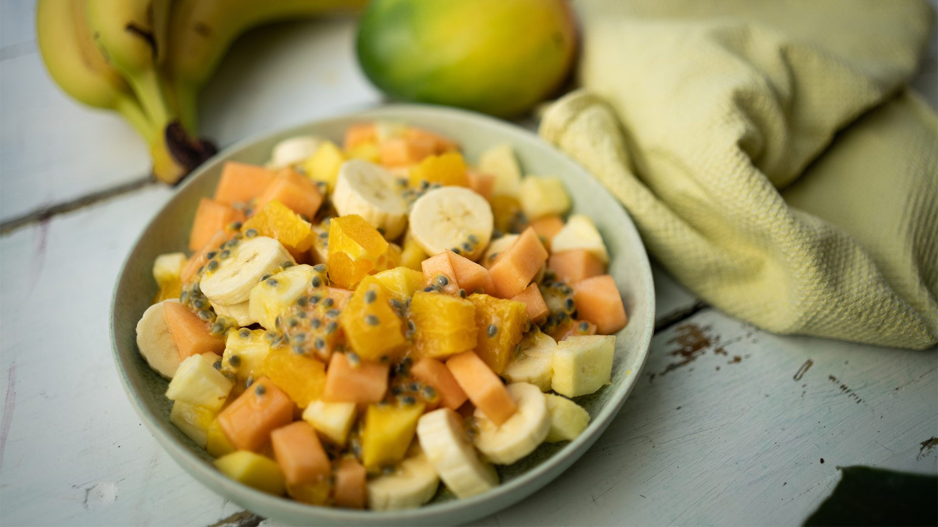 pasjonsfrukt i en skål med banan og mango