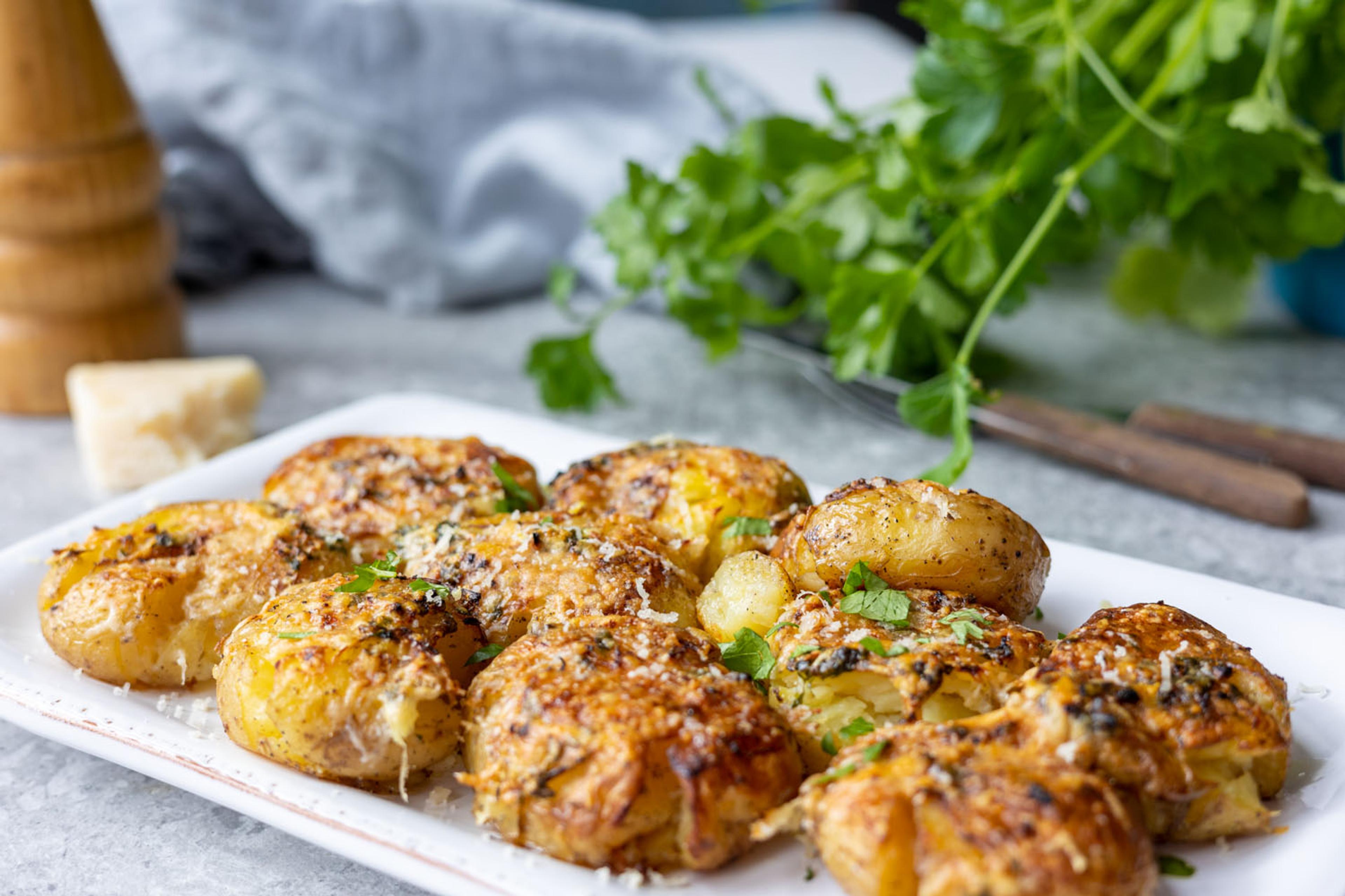 smashed potatoes på en tallerken med smeltet ost