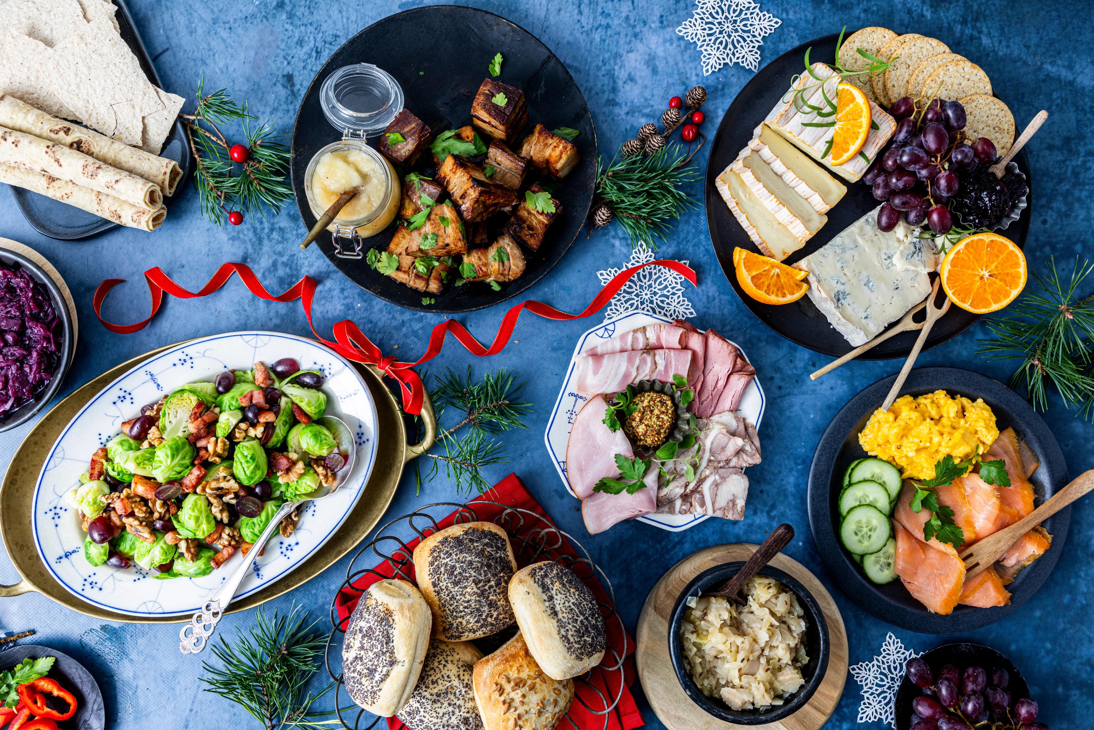 Bilde av dekket lunsjbord med julepålegg og rødt sløyfebånd