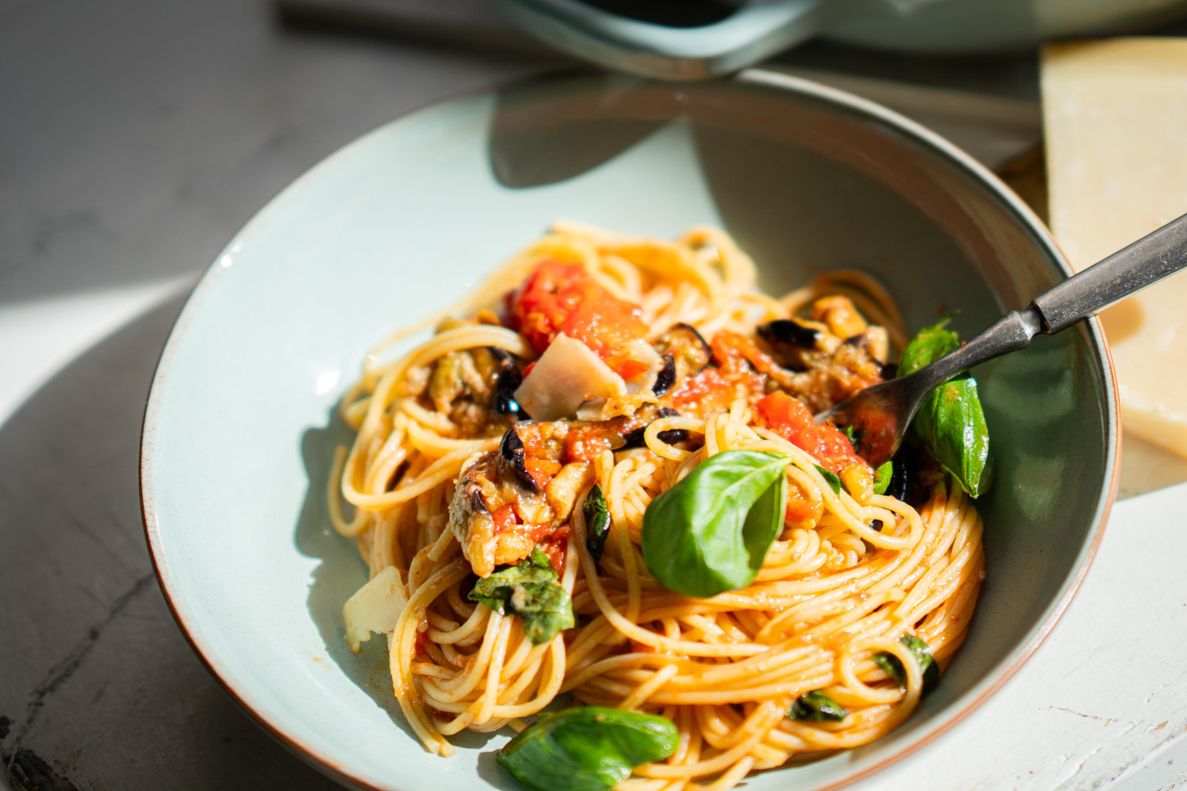 pasta med aubergin i skål på et bord