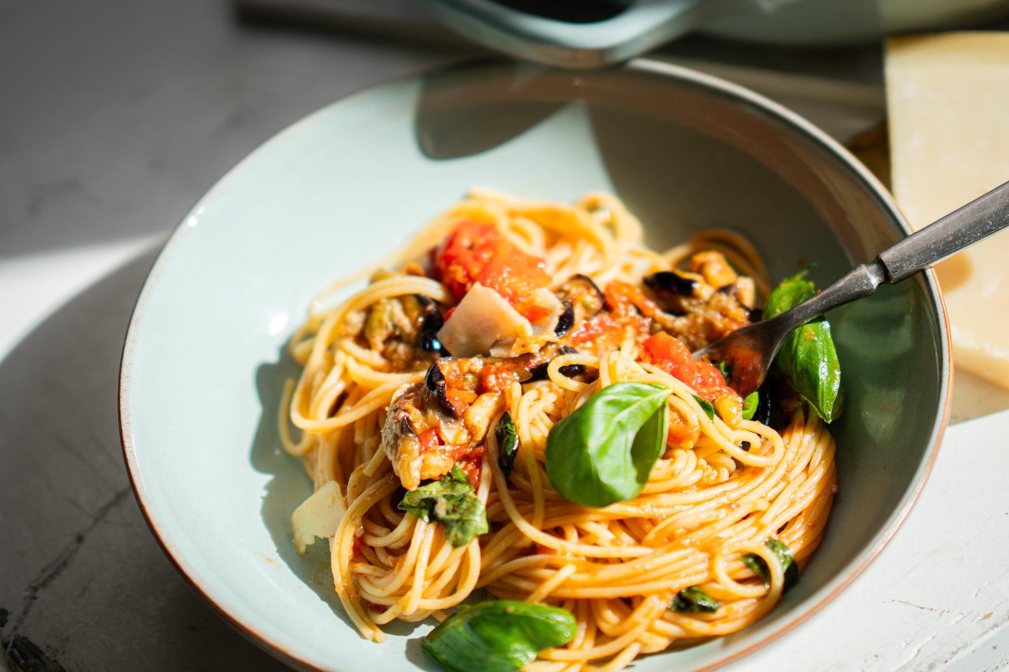 pasta med aubergin i skål på et bord