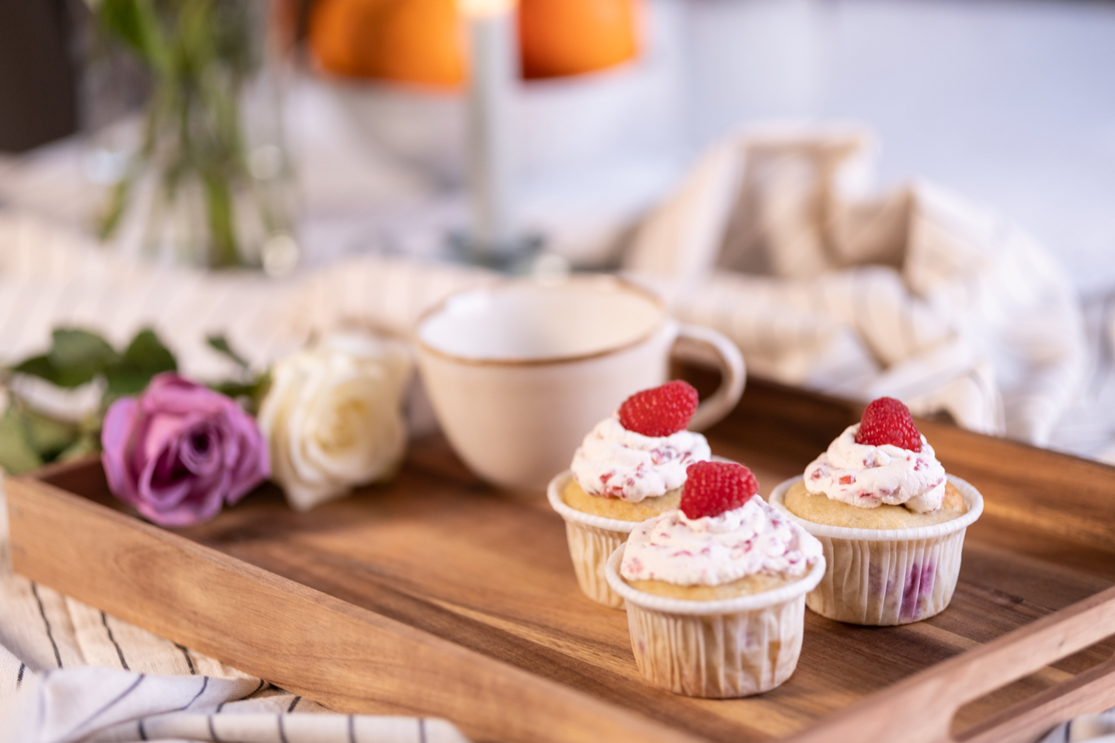 bringebærmuffins og kaffe med roser i bakgrunnen
