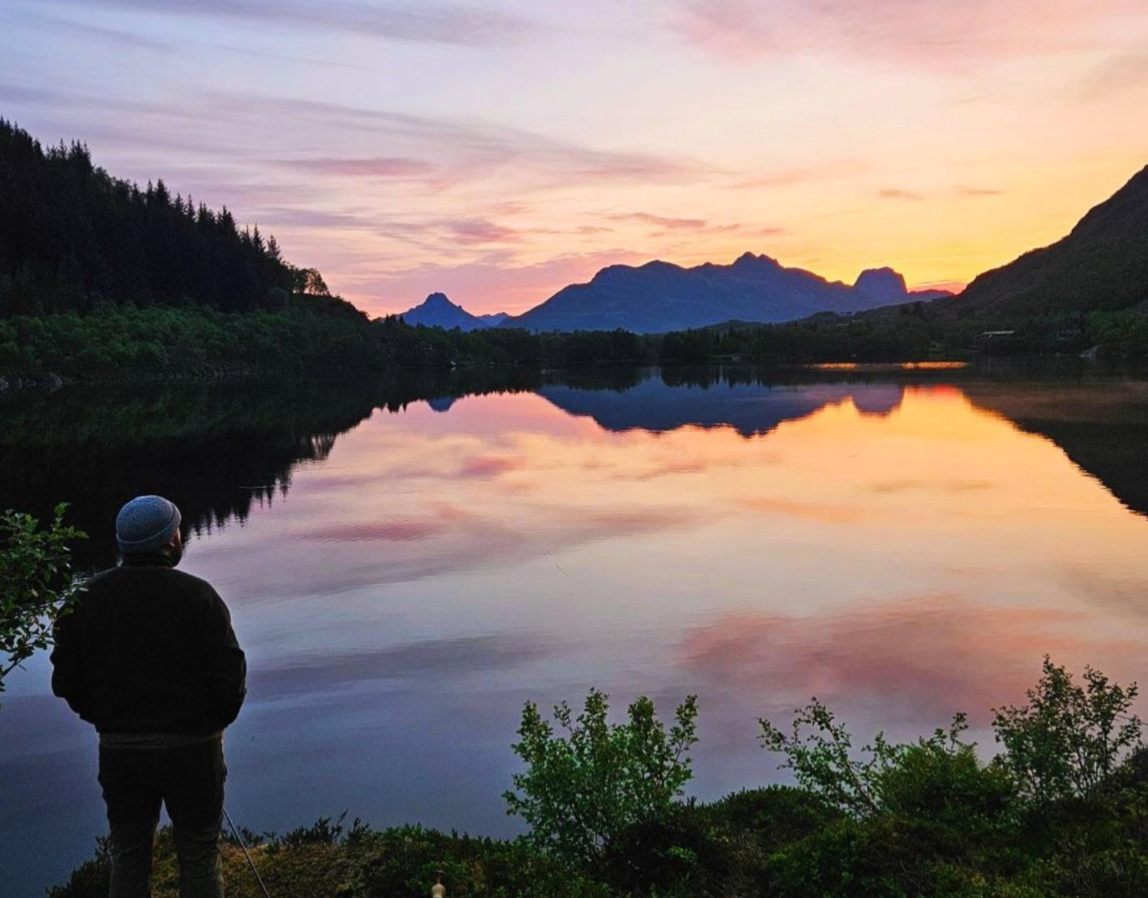 Person som ser utover vakker natur