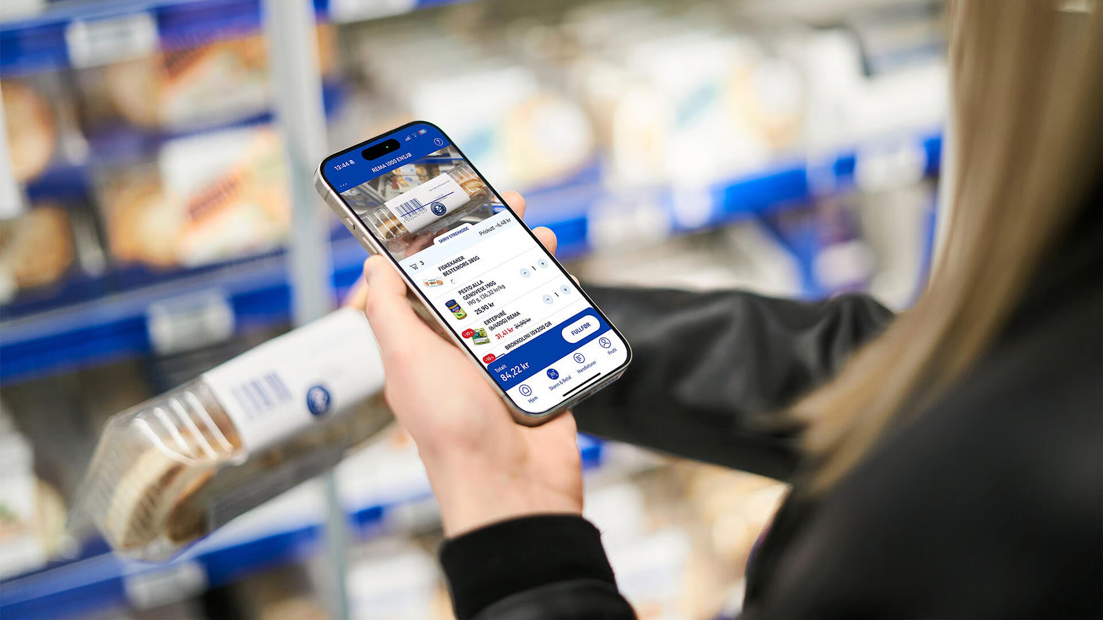 Bilde av at noen holder en telefon i hånden