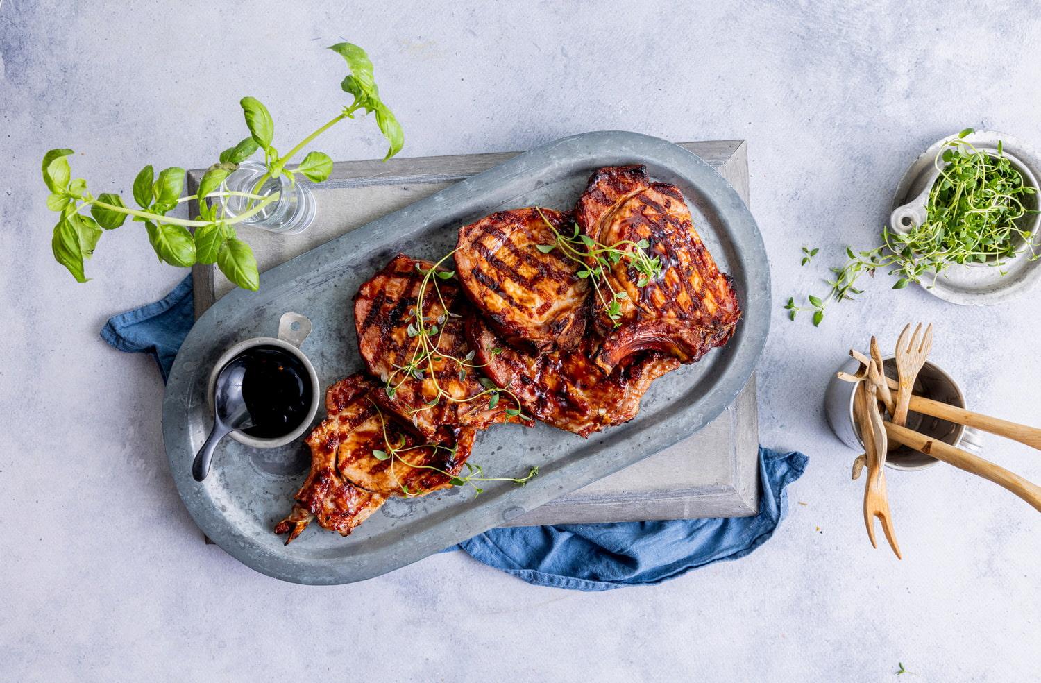 Tallerken med grillede sommerkoteletter.