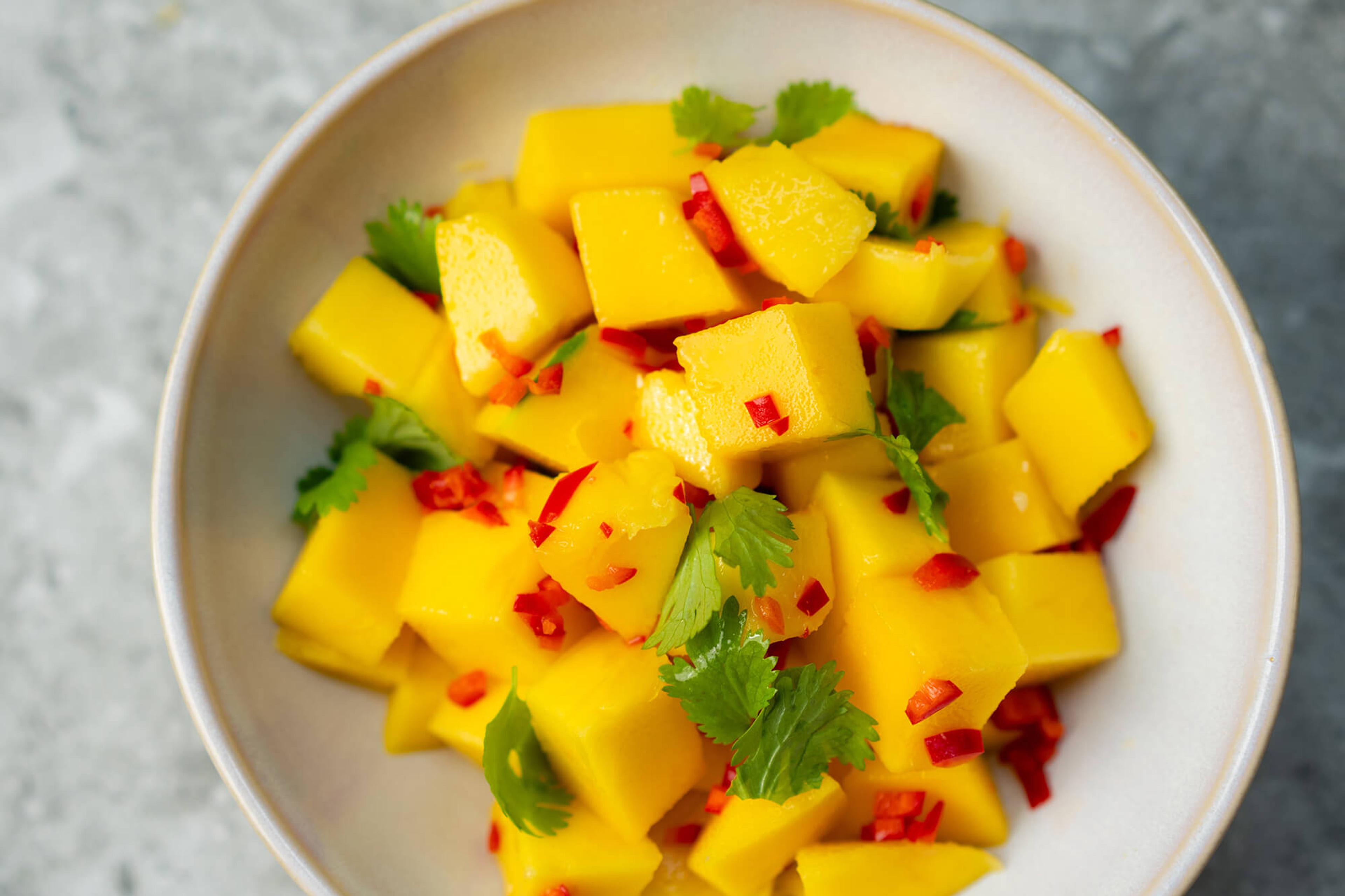 mangosalsa som forograferes ovenfra i en skål