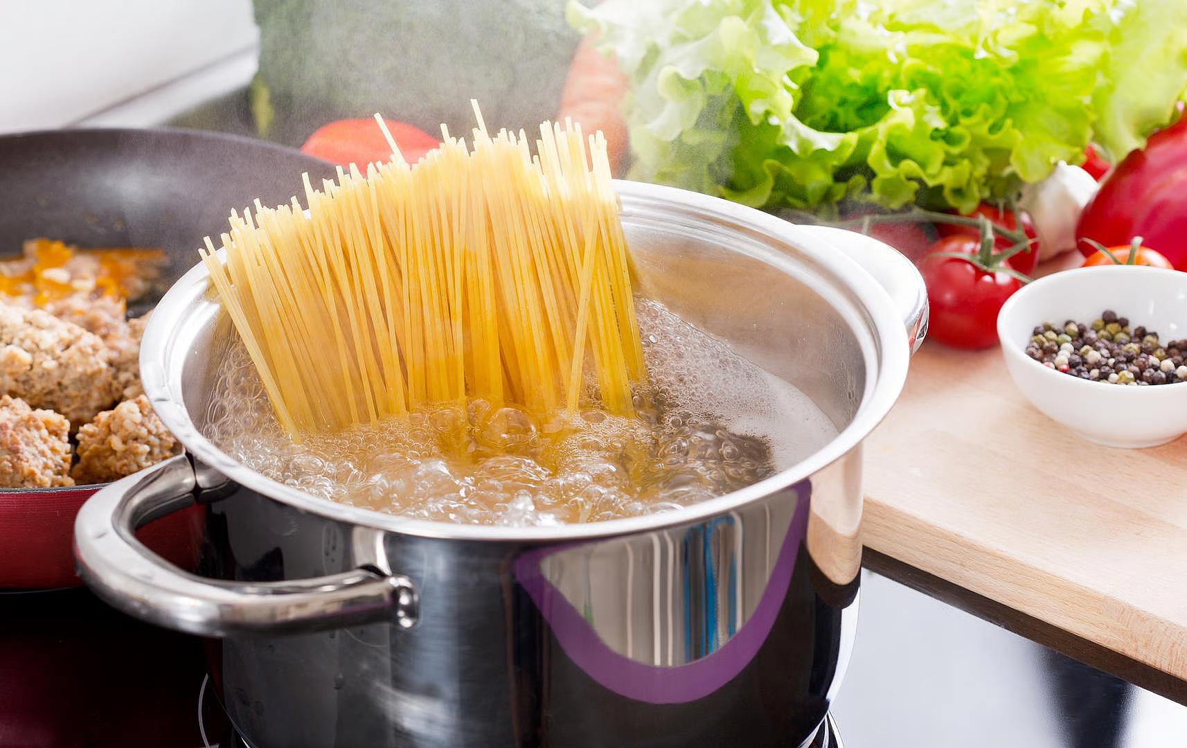 Spaghetti som koker i kjele.