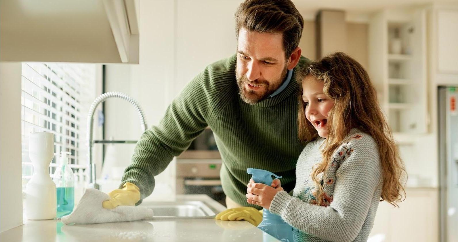 Vårvask kan bli en fin aktivitet sammen med familien