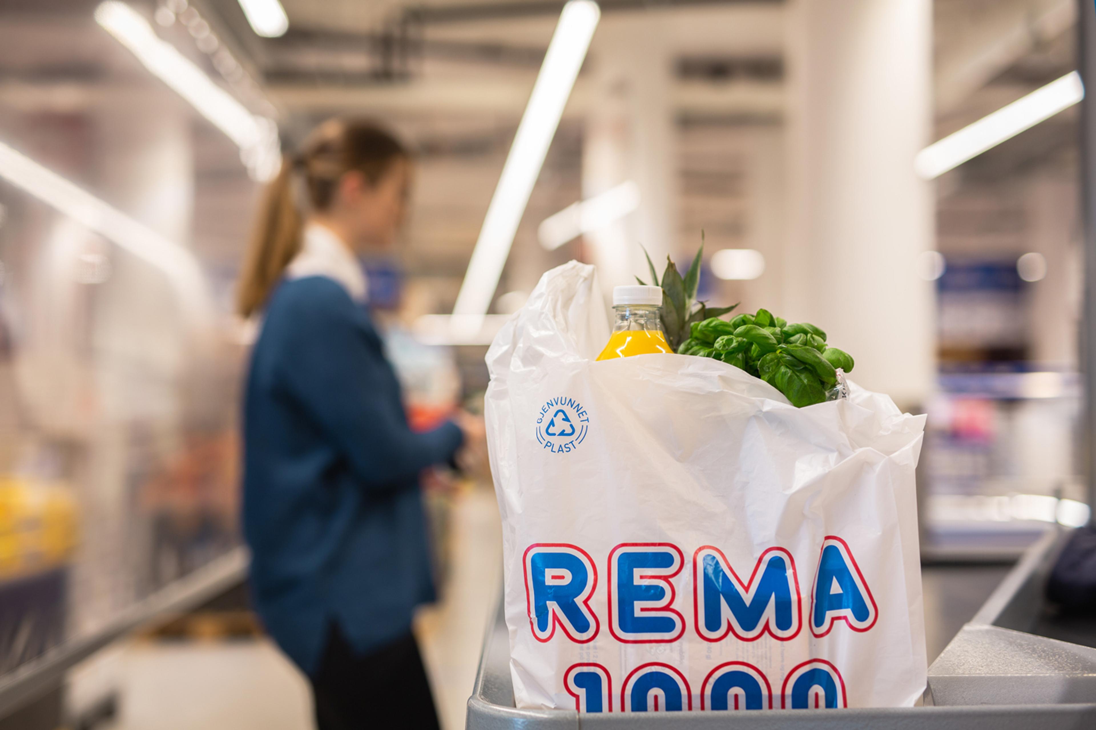 En pose som er pakket i kassa med en person i bakgrunnen